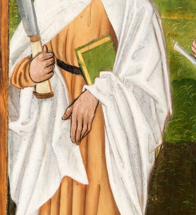 Zdjęcie nr 101: Tryptyk ze sceną Rodziny Marii w polu głównym oraz mniejszymi scenami z życia Najświętszej Marii Panny na rewersie skrzydeł i świętymi na awersie. W polu głównym obraz w formie stojącego prostokąta w drewnianej, profilowanej ramie. W centrum kompozycja przedstawiająca rodzinę Matki Boskiej w ujęciu trójstrefowym. W centrum umieszczona grupa z siedzącymi na kamiennej ławie, wyścielonej zielonym materiałem św. Annę z Dzieciątkiem Jezus oraz Matkę Boską. Obie zwrócone trzy czwarte ku środkowi. Święta Anna dwoma wyciągniętymi przed siebie rękami przytrzymuje stojące na jej kolanach Dzieciątko. Ma szeroką twarz z małymi ustami i dużymi oczami. Ubrana jest w brązową suknię z długimi rękawami oraz czerwony płaszcz z zieloną podszewką, na głowie biały welon w podwiką. Dzieciątko zwrócone jest trzy czwarte w lewo, w lewej dłoni trzyma jabłko, prawą błogosławi. Twarz okrągła o pucułowatych policzkach z wyraźnie zaznaczonym podbródkiem. Włosy krótkie, jasne, kędzierzawe. Matka Boska trzyma na kolanach otwartą księgę, prawą rękę wyciąga do Dzieciątka. Ubrana jest w brązową suknię z długimi rękawami, niebieski płaszcz. Głowę okalają bardzo długie, bujne włosy, opadające falami na ramiona i podwiązane wąska opaską. Wszyscy mają wokół głów złote i tłoczone nimby. U dołu obrazu siedzą z dziećmi: Maria Salome oraz Maria Kleofasowa. Jedna z kobiet karmi piersią niemowlę  (św. Jan Ewangelista), obok siedzi mały św. Jakub Większy, druga uczy czytać dwójkę dzieci (zapewne św. Jakub Mniejszy i św. Juda Tadeusz). Kobiety ubrane w obszerne suknie: zieloną i czerwoną, na głowach mają założone białe czepce. Po prawej stronie obrazu miniaturowa postać fundatora ze złożonymi dłońmi. W górnej części kompozycji za ławą ukazani w półpostaci czterej mężczyźni, nad postacią św. Anny: Joachim, Kleofas i Salomas, a nad Matką Boską – św. Józef. Tło obrazu złocone i tłoczone w motywy roślinne. Kwatery dwudzielne, w lewej na awersie u dołu scena Nawiedzenia Najświętszej Marii Panny, u góry Zwiastowanie. Na awersie prawego skrzydła u dołu niezachowana scena, a u góry Pokłon Trzech Króli. Na rewersach skrzydeł: po lewej u góry św. Florian i św. Wojciech, niżej św. Stanisław i biskupa bez atrybutu (św. Mikołaj?); na prawym skrzydle u góry św. Bartłomiej i św. Paweł, u dołu brak kwatery. 