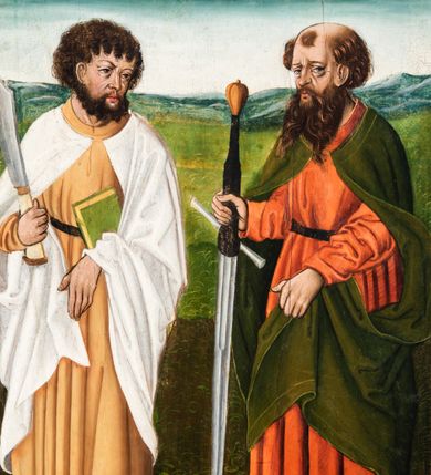 Zdjęcie nr 100: Tryptyk ze sceną Rodziny Marii w polu głównym oraz mniejszymi scenami z życia Najświętszej Marii Panny na rewersie skrzydeł i świętymi na awersie. W polu głównym obraz w formie stojącego prostokąta w drewnianej, profilowanej ramie. W centrum kompozycja przedstawiająca rodzinę Matki Boskiej w ujęciu trójstrefowym. W centrum umieszczona grupa z siedzącymi na kamiennej ławie, wyścielonej zielonym materiałem św. Annę z Dzieciątkiem Jezus oraz Matkę Boską. Obie zwrócone trzy czwarte ku środkowi. Święta Anna dwoma wyciągniętymi przed siebie rękami przytrzymuje stojące na jej kolanach Dzieciątko. Ma szeroką twarz z małymi ustami i dużymi oczami. Ubrana jest w brązową suknię z długimi rękawami oraz czerwony płaszcz z zieloną podszewką, na głowie biały welon w podwiką. Dzieciątko zwrócone jest trzy czwarte w lewo, w lewej dłoni trzyma jabłko, prawą błogosławi. Twarz okrągła o pucułowatych policzkach z wyraźnie zaznaczonym podbródkiem. Włosy krótkie, jasne, kędzierzawe. Matka Boska trzyma na kolanach otwartą księgę, prawą rękę wyciąga do Dzieciątka. Ubrana jest w brązową suknię z długimi rękawami, niebieski płaszcz. Głowę okalają bardzo długie, bujne włosy, opadające falami na ramiona i podwiązane wąska opaską. Wszyscy mają wokół głów złote i tłoczone nimby. U dołu obrazu siedzą z dziećmi: Maria Salome oraz Maria Kleofasowa. Jedna z kobiet karmi piersią niemowlę  (św. Jan Ewangelista), obok siedzi mały św. Jakub Większy, druga uczy czytać dwójkę dzieci (zapewne św. Jakub Mniejszy i św. Juda Tadeusz). Kobiety ubrane w obszerne suknie: zieloną i czerwoną, na głowach mają założone białe czepce. Po prawej stronie obrazu miniaturowa postać fundatora ze złożonymi dłońmi. W górnej części kompozycji za ławą ukazani w półpostaci czterej mężczyźni, nad postacią św. Anny: Joachim, Kleofas i Salomas, a nad Matką Boską – św. Józef. Tło obrazu złocone i tłoczone w motywy roślinne. Kwatery dwudzielne, w lewej na awersie u dołu scena Nawiedzenia Najświętszej Marii Panny, u góry Zwiastowanie. Na awersie prawego skrzydła u dołu niezachowana scena, a u góry Pokłon Trzech Króli. Na rewersach skrzydeł: po lewej u góry św. Florian i św. Wojciech, niżej św. Stanisław i biskupa bez atrybutu (św. Mikołaj?); na prawym skrzydle u góry św. Bartłomiej i św. Paweł, u dołu brak kwatery. 