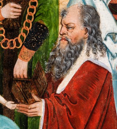 Zdjęcie nr 47: Tryptyk ze sceną Rodziny Marii w polu głównym oraz mniejszymi scenami z życia Najświętszej Marii Panny na rewersie skrzydeł i świętymi na awersie. W polu głównym obraz w formie stojącego prostokąta w drewnianej, profilowanej ramie. W centrum kompozycja przedstawiająca rodzinę Matki Boskiej w ujęciu trójstrefowym. W centrum umieszczona grupa z siedzącymi na kamiennej ławie, wyścielonej zielonym materiałem św. Annę z Dzieciątkiem Jezus oraz Matkę Boską. Obie zwrócone trzy czwarte ku środkowi. Święta Anna dwoma wyciągniętymi przed siebie rękami przytrzymuje stojące na jej kolanach Dzieciątko. Ma szeroką twarz z małymi ustami i dużymi oczami. Ubrana jest w brązową suknię z długimi rękawami oraz czerwony płaszcz z zieloną podszewką, na głowie biały welon w podwiką. Dzieciątko zwrócone jest trzy czwarte w lewo, w lewej dłoni trzyma jabłko, prawą błogosławi. Twarz okrągła o pucułowatych policzkach z wyraźnie zaznaczonym podbródkiem. Włosy krótkie, jasne, kędzierzawe. Matka Boska trzyma na kolanach otwartą księgę, prawą rękę wyciąga do Dzieciątka. Ubrana jest w brązową suknię z długimi rękawami, niebieski płaszcz. Głowę okalają bardzo długie, bujne włosy, opadające falami na ramiona i podwiązane wąska opaską. Wszyscy mają wokół głów złote i tłoczone nimby. U dołu obrazu siedzą z dziećmi: Maria Salome oraz Maria Kleofasowa. Jedna z kobiet karmi piersią niemowlę  (św. Jan Ewangelista), obok siedzi mały św. Jakub Większy, druga uczy czytać dwójkę dzieci (zapewne św. Jakub Mniejszy i św. Juda Tadeusz). Kobiety ubrane w obszerne suknie: zieloną i czerwoną, na głowach mają założone białe czepce. Po prawej stronie obrazu miniaturowa postać fundatora ze złożonymi dłońmi. W górnej części kompozycji za ławą ukazani w półpostaci czterej mężczyźni, nad postacią św. Anny: Joachim, Kleofas i Salomas, a nad Matką Boską – św. Józef. Tło obrazu złocone i tłoczone w motywy roślinne. Kwatery dwudzielne, w lewej na awersie u dołu scena Nawiedzenia Najświętszej Marii Panny, u góry Zwiastowanie. Na awersie prawego skrzydła u dołu niezachowana scena, a u góry Pokłon Trzech Króli. Na rewersach skrzydeł: po lewej u góry św. Florian i św. Wojciech, niżej św. Stanisław i biskupa bez atrybutu (św. Mikołaj?); na prawym skrzydle u góry św. Bartłomiej i św. Paweł, u dołu brak kwatery. 