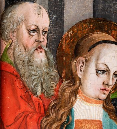 Zdjęcie nr 42: Tryptyk ze sceną Rodziny Marii w polu głównym oraz mniejszymi scenami z życia Najświętszej Marii Panny na rewersie skrzydeł i świętymi na awersie. W polu głównym obraz w formie stojącego prostokąta w drewnianej, profilowanej ramie. W centrum kompozycja przedstawiająca rodzinę Matki Boskiej w ujęciu trójstrefowym. W centrum umieszczona grupa z siedzącymi na kamiennej ławie, wyścielonej zielonym materiałem św. Annę z Dzieciątkiem Jezus oraz Matkę Boską. Obie zwrócone trzy czwarte ku środkowi. Święta Anna dwoma wyciągniętymi przed siebie rękami przytrzymuje stojące na jej kolanach Dzieciątko. Ma szeroką twarz z małymi ustami i dużymi oczami. Ubrana jest w brązową suknię z długimi rękawami oraz czerwony płaszcz z zieloną podszewką, na głowie biały welon w podwiką. Dzieciątko zwrócone jest trzy czwarte w lewo, w lewej dłoni trzyma jabłko, prawą błogosławi. Twarz okrągła o pucułowatych policzkach z wyraźnie zaznaczonym podbródkiem. Włosy krótkie, jasne, kędzierzawe. Matka Boska trzyma na kolanach otwartą księgę, prawą rękę wyciąga do Dzieciątka. Ubrana jest w brązową suknię z długimi rękawami, niebieski płaszcz. Głowę okalają bardzo długie, bujne włosy, opadające falami na ramiona i podwiązane wąska opaską. Wszyscy mają wokół głów złote i tłoczone nimby. U dołu obrazu siedzą z dziećmi: Maria Salome oraz Maria Kleofasowa. Jedna z kobiet karmi piersią niemowlę  (św. Jan Ewangelista), obok siedzi mały św. Jakub Większy, druga uczy czytać dwójkę dzieci (zapewne św. Jakub Mniejszy i św. Juda Tadeusz). Kobiety ubrane w obszerne suknie: zieloną i czerwoną, na głowach mają założone białe czepce. Po prawej stronie obrazu miniaturowa postać fundatora ze złożonymi dłońmi. W górnej części kompozycji za ławą ukazani w półpostaci czterej mężczyźni, nad postacią św. Anny: Joachim, Kleofas i Salomas, a nad Matką Boską – św. Józef. Tło obrazu złocone i tłoczone w motywy roślinne. Kwatery dwudzielne, w lewej na awersie u dołu scena Nawiedzenia Najświętszej Marii Panny, u góry Zwiastowanie. Na awersie prawego skrzydła u dołu niezachowana scena, a u góry Pokłon Trzech Króli. Na rewersach skrzydeł: po lewej u góry św. Florian i św. Wojciech, niżej św. Stanisław i biskupa bez atrybutu (św. Mikołaj?); na prawym skrzydle u góry św. Bartłomiej i św. Paweł, u dołu brak kwatery. 