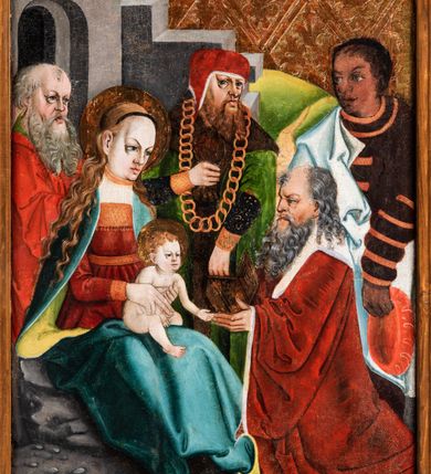 Zdjęcie nr 38: Tryptyk ze sceną Rodziny Marii w polu głównym oraz mniejszymi scenami z życia Najświętszej Marii Panny na rewersie skrzydeł i świętymi na awersie. W polu głównym obraz w formie stojącego prostokąta w drewnianej, profilowanej ramie. W centrum kompozycja przedstawiająca rodzinę Matki Boskiej w ujęciu trójstrefowym. W centrum umieszczona grupa z siedzącymi na kamiennej ławie, wyścielonej zielonym materiałem św. Annę z Dzieciątkiem Jezus oraz Matkę Boską. Obie zwrócone trzy czwarte ku środkowi. Święta Anna dwoma wyciągniętymi przed siebie rękami przytrzymuje stojące na jej kolanach Dzieciątko. Ma szeroką twarz z małymi ustami i dużymi oczami. Ubrana jest w brązową suknię z długimi rękawami oraz czerwony płaszcz z zieloną podszewką, na głowie biały welon w podwiką. Dzieciątko zwrócone jest trzy czwarte w lewo, w lewej dłoni trzyma jabłko, prawą błogosławi. Twarz okrągła o pucułowatych policzkach z wyraźnie zaznaczonym podbródkiem. Włosy krótkie, jasne, kędzierzawe. Matka Boska trzyma na kolanach otwartą księgę, prawą rękę wyciąga do Dzieciątka. Ubrana jest w brązową suknię z długimi rękawami, niebieski płaszcz. Głowę okalają bardzo długie, bujne włosy, opadające falami na ramiona i podwiązane wąska opaską. Wszyscy mają wokół głów złote i tłoczone nimby. U dołu obrazu siedzą z dziećmi: Maria Salome oraz Maria Kleofasowa. Jedna z kobiet karmi piersią niemowlę  (św. Jan Ewangelista), obok siedzi mały św. Jakub Większy, druga uczy czytać dwójkę dzieci (zapewne św. Jakub Mniejszy i św. Juda Tadeusz). Kobiety ubrane w obszerne suknie: zieloną i czerwoną, na głowach mają założone białe czepce. Po prawej stronie obrazu miniaturowa postać fundatora ze złożonymi dłońmi. W górnej części kompozycji za ławą ukazani w półpostaci czterej mężczyźni, nad postacią św. Anny: Joachim, Kleofas i Salomas, a nad Matką Boską – św. Józef. Tło obrazu złocone i tłoczone w motywy roślinne. Kwatery dwudzielne, w lewej na awersie u dołu scena Nawiedzenia Najświętszej Marii Panny, u góry Zwiastowanie. Na awersie prawego skrzydła u dołu niezachowana scena, a u góry Pokłon Trzech Króli. Na rewersach skrzydeł: po lewej u góry św. Florian i św. Wojciech, niżej św. Stanisław i biskupa bez atrybutu (św. Mikołaj?); na prawym skrzydle u góry św. Bartłomiej i św. Paweł, u dołu brak kwatery. 