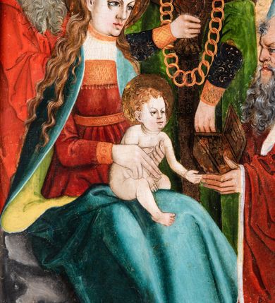 Zdjęcie nr 39: Tryptyk ze sceną Rodziny Marii w polu głównym oraz mniejszymi scenami z życia Najświętszej Marii Panny na rewersie skrzydeł i świętymi na awersie. W polu głównym obraz w formie stojącego prostokąta w drewnianej, profilowanej ramie. W centrum kompozycja przedstawiająca rodzinę Matki Boskiej w ujęciu trójstrefowym. W centrum umieszczona grupa z siedzącymi na kamiennej ławie, wyścielonej zielonym materiałem św. Annę z Dzieciątkiem Jezus oraz Matkę Boską. Obie zwrócone trzy czwarte ku środkowi. Święta Anna dwoma wyciągniętymi przed siebie rękami przytrzymuje stojące na jej kolanach Dzieciątko. Ma szeroką twarz z małymi ustami i dużymi oczami. Ubrana jest w brązową suknię z długimi rękawami oraz czerwony płaszcz z zieloną podszewką, na głowie biały welon w podwiką. Dzieciątko zwrócone jest trzy czwarte w lewo, w lewej dłoni trzyma jabłko, prawą błogosławi. Twarz okrągła o pucułowatych policzkach z wyraźnie zaznaczonym podbródkiem. Włosy krótkie, jasne, kędzierzawe. Matka Boska trzyma na kolanach otwartą księgę, prawą rękę wyciąga do Dzieciątka. Ubrana jest w brązową suknię z długimi rękawami, niebieski płaszcz. Głowę okalają bardzo długie, bujne włosy, opadające falami na ramiona i podwiązane wąska opaską. Wszyscy mają wokół głów złote i tłoczone nimby. U dołu obrazu siedzą z dziećmi: Maria Salome oraz Maria Kleofasowa. Jedna z kobiet karmi piersią niemowlę  (św. Jan Ewangelista), obok siedzi mały św. Jakub Większy, druga uczy czytać dwójkę dzieci (zapewne św. Jakub Mniejszy i św. Juda Tadeusz). Kobiety ubrane w obszerne suknie: zieloną i czerwoną, na głowach mają założone białe czepce. Po prawej stronie obrazu miniaturowa postać fundatora ze złożonymi dłońmi. W górnej części kompozycji za ławą ukazani w półpostaci czterej mężczyźni, nad postacią św. Anny: Joachim, Kleofas i Salomas, a nad Matką Boską – św. Józef. Tło obrazu złocone i tłoczone w motywy roślinne. Kwatery dwudzielne, w lewej na awersie u dołu scena Nawiedzenia Najświętszej Marii Panny, u góry Zwiastowanie. Na awersie prawego skrzydła u dołu niezachowana scena, a u góry Pokłon Trzech Króli. Na rewersach skrzydeł: po lewej u góry św. Florian i św. Wojciech, niżej św. Stanisław i biskupa bez atrybutu (św. Mikołaj?); na prawym skrzydle u góry św. Bartłomiej i św. Paweł, u dołu brak kwatery. 