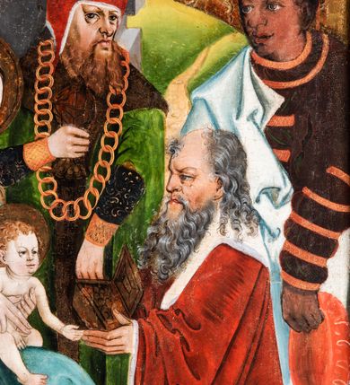 Zdjęcie nr 44: Tryptyk ze sceną Rodziny Marii w polu głównym oraz mniejszymi scenami z życia Najświętszej Marii Panny na rewersie skrzydeł i świętymi na awersie. W polu głównym obraz w formie stojącego prostokąta w drewnianej, profilowanej ramie. W centrum kompozycja przedstawiająca rodzinę Matki Boskiej w ujęciu trójstrefowym. W centrum umieszczona grupa z siedzącymi na kamiennej ławie, wyścielonej zielonym materiałem św. Annę z Dzieciątkiem Jezus oraz Matkę Boską. Obie zwrócone trzy czwarte ku środkowi. Święta Anna dwoma wyciągniętymi przed siebie rękami przytrzymuje stojące na jej kolanach Dzieciątko. Ma szeroką twarz z małymi ustami i dużymi oczami. Ubrana jest w brązową suknię z długimi rękawami oraz czerwony płaszcz z zieloną podszewką, na głowie biały welon w podwiką. Dzieciątko zwrócone jest trzy czwarte w lewo, w lewej dłoni trzyma jabłko, prawą błogosławi. Twarz okrągła o pucułowatych policzkach z wyraźnie zaznaczonym podbródkiem. Włosy krótkie, jasne, kędzierzawe. Matka Boska trzyma na kolanach otwartą księgę, prawą rękę wyciąga do Dzieciątka. Ubrana jest w brązową suknię z długimi rękawami, niebieski płaszcz. Głowę okalają bardzo długie, bujne włosy, opadające falami na ramiona i podwiązane wąska opaską. Wszyscy mają wokół głów złote i tłoczone nimby. U dołu obrazu siedzą z dziećmi: Maria Salome oraz Maria Kleofasowa. Jedna z kobiet karmi piersią niemowlę  (św. Jan Ewangelista), obok siedzi mały św. Jakub Większy, druga uczy czytać dwójkę dzieci (zapewne św. Jakub Mniejszy i św. Juda Tadeusz). Kobiety ubrane w obszerne suknie: zieloną i czerwoną, na głowach mają założone białe czepce. Po prawej stronie obrazu miniaturowa postać fundatora ze złożonymi dłońmi. W górnej części kompozycji za ławą ukazani w półpostaci czterej mężczyźni, nad postacią św. Anny: Joachim, Kleofas i Salomas, a nad Matką Boską – św. Józef. Tło obrazu złocone i tłoczone w motywy roślinne. Kwatery dwudzielne, w lewej na awersie u dołu scena Nawiedzenia Najświętszej Marii Panny, u góry Zwiastowanie. Na awersie prawego skrzydła u dołu niezachowana scena, a u góry Pokłon Trzech Króli. Na rewersach skrzydeł: po lewej u góry św. Florian i św. Wojciech, niżej św. Stanisław i biskupa bez atrybutu (św. Mikołaj?); na prawym skrzydle u góry św. Bartłomiej i św. Paweł, u dołu brak kwatery. 