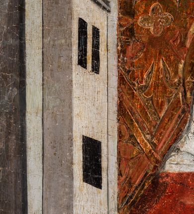 Zdjęcie nr 75: Tryptyk ze sceną Rodziny Marii w polu głównym oraz mniejszymi scenami z życia Najświętszej Marii Panny na rewersie skrzydeł i świętymi na awersie. W polu głównym obraz w formie stojącego prostokąta w drewnianej, profilowanej ramie. W centrum kompozycja przedstawiająca rodzinę Matki Boskiej w ujęciu trójstrefowym. W centrum umieszczona grupa z siedzącymi na kamiennej ławie, wyścielonej zielonym materiałem św. Annę z Dzieciątkiem Jezus oraz Matkę Boską. Obie zwrócone trzy czwarte ku środkowi. Święta Anna dwoma wyciągniętymi przed siebie rękami przytrzymuje stojące na jej kolanach Dzieciątko. Ma szeroką twarz z małymi ustami i dużymi oczami. Ubrana jest w brązową suknię z długimi rękawami oraz czerwony płaszcz z zieloną podszewką, na głowie biały welon w podwiką. Dzieciątko zwrócone jest trzy czwarte w lewo, w lewej dłoni trzyma jabłko, prawą błogosławi. Twarz okrągła o pucułowatych policzkach z wyraźnie zaznaczonym podbródkiem. Włosy krótkie, jasne, kędzierzawe. Matka Boska trzyma na kolanach otwartą księgę, prawą rękę wyciąga do Dzieciątka. Ubrana jest w brązową suknię z długimi rękawami, niebieski płaszcz. Głowę okalają bardzo długie, bujne włosy, opadające falami na ramiona i podwiązane wąska opaską. Wszyscy mają wokół głów złote i tłoczone nimby. U dołu obrazu siedzą z dziećmi: Maria Salome oraz Maria Kleofasowa. Jedna z kobiet karmi piersią niemowlę  (św. Jan Ewangelista), obok siedzi mały św. Jakub Większy, druga uczy czytać dwójkę dzieci (zapewne św. Jakub Mniejszy i św. Juda Tadeusz). Kobiety ubrane w obszerne suknie: zieloną i czerwoną, na głowach mają założone białe czepce. Po prawej stronie obrazu miniaturowa postać fundatora ze złożonymi dłońmi. W górnej części kompozycji za ławą ukazani w półpostaci czterej mężczyźni, nad postacią św. Anny: Joachim, Kleofas i Salomas, a nad Matką Boską – św. Józef. Tło obrazu złocone i tłoczone w motywy roślinne. Kwatery dwudzielne, w lewej na awersie u dołu scena Nawiedzenia Najświętszej Marii Panny, u góry Zwiastowanie. Na awersie prawego skrzydła u dołu niezachowana scena, a u góry Pokłon Trzech Króli. Na rewersach skrzydeł: po lewej u góry św. Florian i św. Wojciech, niżej św. Stanisław i biskupa bez atrybutu (św. Mikołaj?); na prawym skrzydle u góry św. Bartłomiej i św. Paweł, u dołu brak kwatery. 