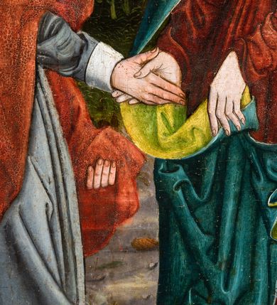 Zdjęcie nr 69: Tryptyk ze sceną Rodziny Marii w polu głównym oraz mniejszymi scenami z życia Najświętszej Marii Panny na rewersie skrzydeł i świętymi na awersie. W polu głównym obraz w formie stojącego prostokąta w drewnianej, profilowanej ramie. W centrum kompozycja przedstawiająca rodzinę Matki Boskiej w ujęciu trójstrefowym. W centrum umieszczona grupa z siedzącymi na kamiennej ławie, wyścielonej zielonym materiałem św. Annę z Dzieciątkiem Jezus oraz Matkę Boską. Obie zwrócone trzy czwarte ku środkowi. Święta Anna dwoma wyciągniętymi przed siebie rękami przytrzymuje stojące na jej kolanach Dzieciątko. Ma szeroką twarz z małymi ustami i dużymi oczami. Ubrana jest w brązową suknię z długimi rękawami oraz czerwony płaszcz z zieloną podszewką, na głowie biały welon w podwiką. Dzieciątko zwrócone jest trzy czwarte w lewo, w lewej dłoni trzyma jabłko, prawą błogosławi. Twarz okrągła o pucułowatych policzkach z wyraźnie zaznaczonym podbródkiem. Włosy krótkie, jasne, kędzierzawe. Matka Boska trzyma na kolanach otwartą księgę, prawą rękę wyciąga do Dzieciątka. Ubrana jest w brązową suknię z długimi rękawami, niebieski płaszcz. Głowę okalają bardzo długie, bujne włosy, opadające falami na ramiona i podwiązane wąska opaską. Wszyscy mają wokół głów złote i tłoczone nimby. U dołu obrazu siedzą z dziećmi: Maria Salome oraz Maria Kleofasowa. Jedna z kobiet karmi piersią niemowlę  (św. Jan Ewangelista), obok siedzi mały św. Jakub Większy, druga uczy czytać dwójkę dzieci (zapewne św. Jakub Mniejszy i św. Juda Tadeusz). Kobiety ubrane w obszerne suknie: zieloną i czerwoną, na głowach mają założone białe czepce. Po prawej stronie obrazu miniaturowa postać fundatora ze złożonymi dłońmi. W górnej części kompozycji za ławą ukazani w półpostaci czterej mężczyźni, nad postacią św. Anny: Joachim, Kleofas i Salomas, a nad Matką Boską – św. Józef. Tło obrazu złocone i tłoczone w motywy roślinne. Kwatery dwudzielne, w lewej na awersie u dołu scena Nawiedzenia Najświętszej Marii Panny, u góry Zwiastowanie. Na awersie prawego skrzydła u dołu niezachowana scena, a u góry Pokłon Trzech Króli. Na rewersach skrzydeł: po lewej u góry św. Florian i św. Wojciech, niżej św. Stanisław i biskupa bez atrybutu (św. Mikołaj?); na prawym skrzydle u góry św. Bartłomiej i św. Paweł, u dołu brak kwatery. 