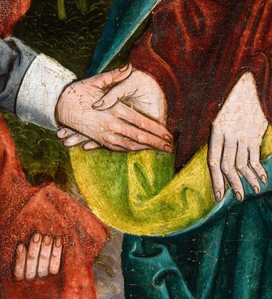 Zdjęcie nr 70: Tryptyk ze sceną Rodziny Marii w polu głównym oraz mniejszymi scenami z życia Najświętszej Marii Panny na rewersie skrzydeł i świętymi na awersie. W polu głównym obraz w formie stojącego prostokąta w drewnianej, profilowanej ramie. W centrum kompozycja przedstawiająca rodzinę Matki Boskiej w ujęciu trójstrefowym. W centrum umieszczona grupa z siedzącymi na kamiennej ławie, wyścielonej zielonym materiałem św. Annę z Dzieciątkiem Jezus oraz Matkę Boską. Obie zwrócone trzy czwarte ku środkowi. Święta Anna dwoma wyciągniętymi przed siebie rękami przytrzymuje stojące na jej kolanach Dzieciątko. Ma szeroką twarz z małymi ustami i dużymi oczami. Ubrana jest w brązową suknię z długimi rękawami oraz czerwony płaszcz z zieloną podszewką, na głowie biały welon w podwiką. Dzieciątko zwrócone jest trzy czwarte w lewo, w lewej dłoni trzyma jabłko, prawą błogosławi. Twarz okrągła o pucułowatych policzkach z wyraźnie zaznaczonym podbródkiem. Włosy krótkie, jasne, kędzierzawe. Matka Boska trzyma na kolanach otwartą księgę, prawą rękę wyciąga do Dzieciątka. Ubrana jest w brązową suknię z długimi rękawami, niebieski płaszcz. Głowę okalają bardzo długie, bujne włosy, opadające falami na ramiona i podwiązane wąska opaską. Wszyscy mają wokół głów złote i tłoczone nimby. U dołu obrazu siedzą z dziećmi: Maria Salome oraz Maria Kleofasowa. Jedna z kobiet karmi piersią niemowlę  (św. Jan Ewangelista), obok siedzi mały św. Jakub Większy, druga uczy czytać dwójkę dzieci (zapewne św. Jakub Mniejszy i św. Juda Tadeusz). Kobiety ubrane w obszerne suknie: zieloną i czerwoną, na głowach mają założone białe czepce. Po prawej stronie obrazu miniaturowa postać fundatora ze złożonymi dłońmi. W górnej części kompozycji za ławą ukazani w półpostaci czterej mężczyźni, nad postacią św. Anny: Joachim, Kleofas i Salomas, a nad Matką Boską – św. Józef. Tło obrazu złocone i tłoczone w motywy roślinne. Kwatery dwudzielne, w lewej na awersie u dołu scena Nawiedzenia Najświętszej Marii Panny, u góry Zwiastowanie. Na awersie prawego skrzydła u dołu niezachowana scena, a u góry Pokłon Trzech Króli. Na rewersach skrzydeł: po lewej u góry św. Florian i św. Wojciech, niżej św. Stanisław i biskupa bez atrybutu (św. Mikołaj?); na prawym skrzydle u góry św. Bartłomiej i św. Paweł, u dołu brak kwatery. 