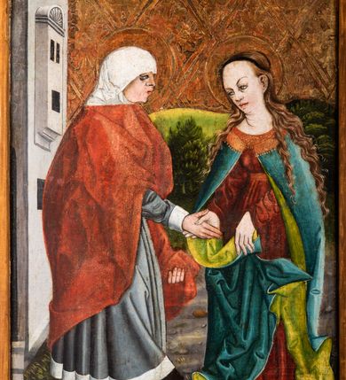 Zdjęcie nr 65: Tryptyk ze sceną Rodziny Marii w polu głównym oraz mniejszymi scenami z życia Najświętszej Marii Panny na rewersie skrzydeł i świętymi na awersie. W polu głównym obraz w formie stojącego prostokąta w drewnianej, profilowanej ramie. W centrum kompozycja przedstawiająca rodzinę Matki Boskiej w ujęciu trójstrefowym. W centrum umieszczona grupa z siedzącymi na kamiennej ławie, wyścielonej zielonym materiałem św. Annę z Dzieciątkiem Jezus oraz Matkę Boską. Obie zwrócone trzy czwarte ku środkowi. Święta Anna dwoma wyciągniętymi przed siebie rękami przytrzymuje stojące na jej kolanach Dzieciątko. Ma szeroką twarz z małymi ustami i dużymi oczami. Ubrana jest w brązową suknię z długimi rękawami oraz czerwony płaszcz z zieloną podszewką, na głowie biały welon w podwiką. Dzieciątko zwrócone jest trzy czwarte w lewo, w lewej dłoni trzyma jabłko, prawą błogosławi. Twarz okrągła o pucułowatych policzkach z wyraźnie zaznaczonym podbródkiem. Włosy krótkie, jasne, kędzierzawe. Matka Boska trzyma na kolanach otwartą księgę, prawą rękę wyciąga do Dzieciątka. Ubrana jest w brązową suknię z długimi rękawami, niebieski płaszcz. Głowę okalają bardzo długie, bujne włosy, opadające falami na ramiona i podwiązane wąska opaską. Wszyscy mają wokół głów złote i tłoczone nimby. U dołu obrazu siedzą z dziećmi: Maria Salome oraz Maria Kleofasowa. Jedna z kobiet karmi piersią niemowlę  (św. Jan Ewangelista), obok siedzi mały św. Jakub Większy, druga uczy czytać dwójkę dzieci (zapewne św. Jakub Mniejszy i św. Juda Tadeusz). Kobiety ubrane w obszerne suknie: zieloną i czerwoną, na głowach mają założone białe czepce. Po prawej stronie obrazu miniaturowa postać fundatora ze złożonymi dłońmi. W górnej części kompozycji za ławą ukazani w półpostaci czterej mężczyźni, nad postacią św. Anny: Joachim, Kleofas i Salomas, a nad Matką Boską – św. Józef. Tło obrazu złocone i tłoczone w motywy roślinne. Kwatery dwudzielne, w lewej na awersie u dołu scena Nawiedzenia Najświętszej Marii Panny, u góry Zwiastowanie. Na awersie prawego skrzydła u dołu niezachowana scena, a u góry Pokłon Trzech Króli. Na rewersach skrzydeł: po lewej u góry św. Florian i św. Wojciech, niżej św. Stanisław i biskupa bez atrybutu (św. Mikołaj?); na prawym skrzydle u góry św. Bartłomiej i św. Paweł, u dołu brak kwatery. 