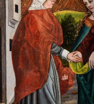 Zdjęcie nr 67: Tryptyk ze sceną Rodziny Marii w polu głównym oraz mniejszymi scenami z życia Najświętszej Marii Panny na rewersie skrzydeł i świętymi na awersie. W polu głównym obraz w formie stojącego prostokąta w drewnianej, profilowanej ramie. W centrum kompozycja przedstawiająca rodzinę Matki Boskiej w ujęciu trójstrefowym. W centrum umieszczona grupa z siedzącymi na kamiennej ławie, wyścielonej zielonym materiałem św. Annę z Dzieciątkiem Jezus oraz Matkę Boską. Obie zwrócone trzy czwarte ku środkowi. Święta Anna dwoma wyciągniętymi przed siebie rękami przytrzymuje stojące na jej kolanach Dzieciątko. Ma szeroką twarz z małymi ustami i dużymi oczami. Ubrana jest w brązową suknię z długimi rękawami oraz czerwony płaszcz z zieloną podszewką, na głowie biały welon w podwiką. Dzieciątko zwrócone jest trzy czwarte w lewo, w lewej dłoni trzyma jabłko, prawą błogosławi. Twarz okrągła o pucułowatych policzkach z wyraźnie zaznaczonym podbródkiem. Włosy krótkie, jasne, kędzierzawe. Matka Boska trzyma na kolanach otwartą księgę, prawą rękę wyciąga do Dzieciątka. Ubrana jest w brązową suknię z długimi rękawami, niebieski płaszcz. Głowę okalają bardzo długie, bujne włosy, opadające falami na ramiona i podwiązane wąska opaską. Wszyscy mają wokół głów złote i tłoczone nimby. U dołu obrazu siedzą z dziećmi: Maria Salome oraz Maria Kleofasowa. Jedna z kobiet karmi piersią niemowlę  (św. Jan Ewangelista), obok siedzi mały św. Jakub Większy, druga uczy czytać dwójkę dzieci (zapewne św. Jakub Mniejszy i św. Juda Tadeusz). Kobiety ubrane w obszerne suknie: zieloną i czerwoną, na głowach mają założone białe czepce. Po prawej stronie obrazu miniaturowa postać fundatora ze złożonymi dłońmi. W górnej części kompozycji za ławą ukazani w półpostaci czterej mężczyźni, nad postacią św. Anny: Joachim, Kleofas i Salomas, a nad Matką Boską – św. Józef. Tło obrazu złocone i tłoczone w motywy roślinne. Kwatery dwudzielne, w lewej na awersie u dołu scena Nawiedzenia Najświętszej Marii Panny, u góry Zwiastowanie. Na awersie prawego skrzydła u dołu niezachowana scena, a u góry Pokłon Trzech Króli. Na rewersach skrzydeł: po lewej u góry św. Florian i św. Wojciech, niżej św. Stanisław i biskupa bez atrybutu (św. Mikołaj?); na prawym skrzydle u góry św. Bartłomiej i św. Paweł, u dołu brak kwatery. 