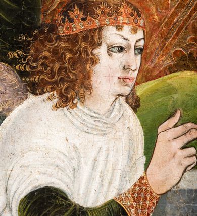 Zdjęcie nr 52: Tryptyk ze sceną Rodziny Marii w polu głównym oraz mniejszymi scenami z życia Najświętszej Marii Panny na rewersie skrzydeł i świętymi na awersie. W polu głównym obraz w formie stojącego prostokąta w drewnianej, profilowanej ramie. W centrum kompozycja przedstawiająca rodzinę Matki Boskiej w ujęciu trójstrefowym. W centrum umieszczona grupa z siedzącymi na kamiennej ławie, wyścielonej zielonym materiałem św. Annę z Dzieciątkiem Jezus oraz Matkę Boską. Obie zwrócone trzy czwarte ku środkowi. Święta Anna dwoma wyciągniętymi przed siebie rękami przytrzymuje stojące na jej kolanach Dzieciątko. Ma szeroką twarz z małymi ustami i dużymi oczami. Ubrana jest w brązową suknię z długimi rękawami oraz czerwony płaszcz z zieloną podszewką, na głowie biały welon w podwiką. Dzieciątko zwrócone jest trzy czwarte w lewo, w lewej dłoni trzyma jabłko, prawą błogosławi. Twarz okrągła o pucułowatych policzkach z wyraźnie zaznaczonym podbródkiem. Włosy krótkie, jasne, kędzierzawe. Matka Boska trzyma na kolanach otwartą księgę, prawą rękę wyciąga do Dzieciątka. Ubrana jest w brązową suknię z długimi rękawami, niebieski płaszcz. Głowę okalają bardzo długie, bujne włosy, opadające falami na ramiona i podwiązane wąska opaską. Wszyscy mają wokół głów złote i tłoczone nimby. U dołu obrazu siedzą z dziećmi: Maria Salome oraz Maria Kleofasowa. Jedna z kobiet karmi piersią niemowlę  (św. Jan Ewangelista), obok siedzi mały św. Jakub Większy, druga uczy czytać dwójkę dzieci (zapewne św. Jakub Mniejszy i św. Juda Tadeusz). Kobiety ubrane w obszerne suknie: zieloną i czerwoną, na głowach mają założone białe czepce. Po prawej stronie obrazu miniaturowa postać fundatora ze złożonymi dłońmi. W górnej części kompozycji za ławą ukazani w półpostaci czterej mężczyźni, nad postacią św. Anny: Joachim, Kleofas i Salomas, a nad Matką Boską – św. Józef. Tło obrazu złocone i tłoczone w motywy roślinne. Kwatery dwudzielne, w lewej na awersie u dołu scena Nawiedzenia Najświętszej Marii Panny, u góry Zwiastowanie. Na awersie prawego skrzydła u dołu niezachowana scena, a u góry Pokłon Trzech Króli. Na rewersach skrzydeł: po lewej u góry św. Florian i św. Wojciech, niżej św. Stanisław i biskupa bez atrybutu (św. Mikołaj?); na prawym skrzydle u góry św. Bartłomiej i św. Paweł, u dołu brak kwatery. 