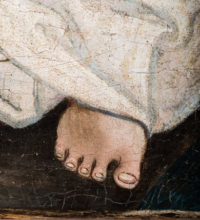 Zdjęcie nr 56: Tryptyk ze sceną Rodziny Marii w polu głównym oraz mniejszymi scenami z życia Najświętszej Marii Panny na rewersie skrzydeł i świętymi na awersie. W polu głównym obraz w formie stojącego prostokąta w drewnianej, profilowanej ramie. W centrum kompozycja przedstawiająca rodzinę Matki Boskiej w ujęciu trójstrefowym. W centrum umieszczona grupa z siedzącymi na kamiennej ławie, wyścielonej zielonym materiałem św. Annę z Dzieciątkiem Jezus oraz Matkę Boską. Obie zwrócone trzy czwarte ku środkowi. Święta Anna dwoma wyciągniętymi przed siebie rękami przytrzymuje stojące na jej kolanach Dzieciątko. Ma szeroką twarz z małymi ustami i dużymi oczami. Ubrana jest w brązową suknię z długimi rękawami oraz czerwony płaszcz z zieloną podszewką, na głowie biały welon w podwiką. Dzieciątko zwrócone jest trzy czwarte w lewo, w lewej dłoni trzyma jabłko, prawą błogosławi. Twarz okrągła o pucułowatych policzkach z wyraźnie zaznaczonym podbródkiem. Włosy krótkie, jasne, kędzierzawe. Matka Boska trzyma na kolanach otwartą księgę, prawą rękę wyciąga do Dzieciątka. Ubrana jest w brązową suknię z długimi rękawami, niebieski płaszcz. Głowę okalają bardzo długie, bujne włosy, opadające falami na ramiona i podwiązane wąska opaską. Wszyscy mają wokół głów złote i tłoczone nimby. U dołu obrazu siedzą z dziećmi: Maria Salome oraz Maria Kleofasowa. Jedna z kobiet karmi piersią niemowlę  (św. Jan Ewangelista), obok siedzi mały św. Jakub Większy, druga uczy czytać dwójkę dzieci (zapewne św. Jakub Mniejszy i św. Juda Tadeusz). Kobiety ubrane w obszerne suknie: zieloną i czerwoną, na głowach mają założone białe czepce. Po prawej stronie obrazu miniaturowa postać fundatora ze złożonymi dłońmi. W górnej części kompozycji za ławą ukazani w półpostaci czterej mężczyźni, nad postacią św. Anny: Joachim, Kleofas i Salomas, a nad Matką Boską – św. Józef. Tło obrazu złocone i tłoczone w motywy roślinne. Kwatery dwudzielne, w lewej na awersie u dołu scena Nawiedzenia Najświętszej Marii Panny, u góry Zwiastowanie. Na awersie prawego skrzydła u dołu niezachowana scena, a u góry Pokłon Trzech Króli. Na rewersach skrzydeł: po lewej u góry św. Florian i św. Wojciech, niżej św. Stanisław i biskupa bez atrybutu (św. Mikołaj?); na prawym skrzydle u góry św. Bartłomiej i św. Paweł, u dołu brak kwatery. 