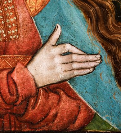 Zdjęcie nr 63: Tryptyk ze sceną Rodziny Marii w polu głównym oraz mniejszymi scenami z życia Najświętszej Marii Panny na rewersie skrzydeł i świętymi na awersie. W polu głównym obraz w formie stojącego prostokąta w drewnianej, profilowanej ramie. W centrum kompozycja przedstawiająca rodzinę Matki Boskiej w ujęciu trójstrefowym. W centrum umieszczona grupa z siedzącymi na kamiennej ławie, wyścielonej zielonym materiałem św. Annę z Dzieciątkiem Jezus oraz Matkę Boską. Obie zwrócone trzy czwarte ku środkowi. Święta Anna dwoma wyciągniętymi przed siebie rękami przytrzymuje stojące na jej kolanach Dzieciątko. Ma szeroką twarz z małymi ustami i dużymi oczami. Ubrana jest w brązową suknię z długimi rękawami oraz czerwony płaszcz z zieloną podszewką, na głowie biały welon w podwiką. Dzieciątko zwrócone jest trzy czwarte w lewo, w lewej dłoni trzyma jabłko, prawą błogosławi. Twarz okrągła o pucułowatych policzkach z wyraźnie zaznaczonym podbródkiem. Włosy krótkie, jasne, kędzierzawe. Matka Boska trzyma na kolanach otwartą księgę, prawą rękę wyciąga do Dzieciątka. Ubrana jest w brązową suknię z długimi rękawami, niebieski płaszcz. Głowę okalają bardzo długie, bujne włosy, opadające falami na ramiona i podwiązane wąska opaską. Wszyscy mają wokół głów złote i tłoczone nimby. U dołu obrazu siedzą z dziećmi: Maria Salome oraz Maria Kleofasowa. Jedna z kobiet karmi piersią niemowlę  (św. Jan Ewangelista), obok siedzi mały św. Jakub Większy, druga uczy czytać dwójkę dzieci (zapewne św. Jakub Mniejszy i św. Juda Tadeusz). Kobiety ubrane w obszerne suknie: zieloną i czerwoną, na głowach mają założone białe czepce. Po prawej stronie obrazu miniaturowa postać fundatora ze złożonymi dłońmi. W górnej części kompozycji za ławą ukazani w półpostaci czterej mężczyźni, nad postacią św. Anny: Joachim, Kleofas i Salomas, a nad Matką Boską – św. Józef. Tło obrazu złocone i tłoczone w motywy roślinne. Kwatery dwudzielne, w lewej na awersie u dołu scena Nawiedzenia Najświętszej Marii Panny, u góry Zwiastowanie. Na awersie prawego skrzydła u dołu niezachowana scena, a u góry Pokłon Trzech Króli. Na rewersach skrzydeł: po lewej u góry św. Florian i św. Wojciech, niżej św. Stanisław i biskupa bez atrybutu (św. Mikołaj?); na prawym skrzydle u góry św. Bartłomiej i św. Paweł, u dołu brak kwatery. 