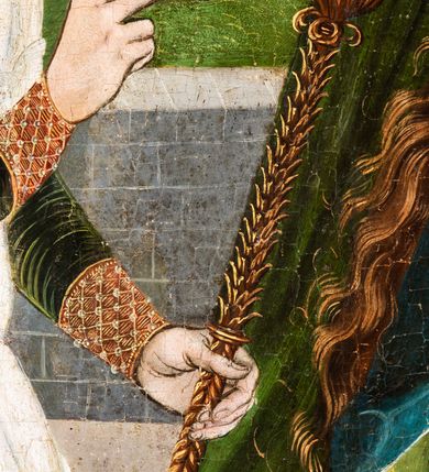 Zdjęcie nr 54: Tryptyk ze sceną Rodziny Marii w polu głównym oraz mniejszymi scenami z życia Najświętszej Marii Panny na rewersie skrzydeł i świętymi na awersie. W polu głównym obraz w formie stojącego prostokąta w drewnianej, profilowanej ramie. W centrum kompozycja przedstawiająca rodzinę Matki Boskiej w ujęciu trójstrefowym. W centrum umieszczona grupa z siedzącymi na kamiennej ławie, wyścielonej zielonym materiałem św. Annę z Dzieciątkiem Jezus oraz Matkę Boską. Obie zwrócone trzy czwarte ku środkowi. Święta Anna dwoma wyciągniętymi przed siebie rękami przytrzymuje stojące na jej kolanach Dzieciątko. Ma szeroką twarz z małymi ustami i dużymi oczami. Ubrana jest w brązową suknię z długimi rękawami oraz czerwony płaszcz z zieloną podszewką, na głowie biały welon w podwiką. Dzieciątko zwrócone jest trzy czwarte w lewo, w lewej dłoni trzyma jabłko, prawą błogosławi. Twarz okrągła o pucułowatych policzkach z wyraźnie zaznaczonym podbródkiem. Włosy krótkie, jasne, kędzierzawe. Matka Boska trzyma na kolanach otwartą księgę, prawą rękę wyciąga do Dzieciątka. Ubrana jest w brązową suknię z długimi rękawami, niebieski płaszcz. Głowę okalają bardzo długie, bujne włosy, opadające falami na ramiona i podwiązane wąska opaską. Wszyscy mają wokół głów złote i tłoczone nimby. U dołu obrazu siedzą z dziećmi: Maria Salome oraz Maria Kleofasowa. Jedna z kobiet karmi piersią niemowlę  (św. Jan Ewangelista), obok siedzi mały św. Jakub Większy, druga uczy czytać dwójkę dzieci (zapewne św. Jakub Mniejszy i św. Juda Tadeusz). Kobiety ubrane w obszerne suknie: zieloną i czerwoną, na głowach mają założone białe czepce. Po prawej stronie obrazu miniaturowa postać fundatora ze złożonymi dłońmi. W górnej części kompozycji za ławą ukazani w półpostaci czterej mężczyźni, nad postacią św. Anny: Joachim, Kleofas i Salomas, a nad Matką Boską – św. Józef. Tło obrazu złocone i tłoczone w motywy roślinne. Kwatery dwudzielne, w lewej na awersie u dołu scena Nawiedzenia Najświętszej Marii Panny, u góry Zwiastowanie. Na awersie prawego skrzydła u dołu niezachowana scena, a u góry Pokłon Trzech Króli. Na rewersach skrzydeł: po lewej u góry św. Florian i św. Wojciech, niżej św. Stanisław i biskupa bez atrybutu (św. Mikołaj?); na prawym skrzydle u góry św. Bartłomiej i św. Paweł, u dołu brak kwatery. 