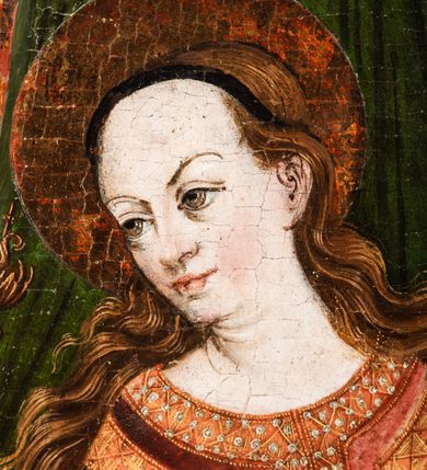 Zdjęcie nr 64: Tryptyk ze sceną Rodziny Marii w polu głównym oraz mniejszymi scenami z życia Najświętszej Marii Panny na rewersie skrzydeł i świętymi na awersie. W polu głównym obraz w formie stojącego prostokąta w drewnianej, profilowanej ramie. W centrum kompozycja przedstawiająca rodzinę Matki Boskiej w ujęciu trójstrefowym. W centrum umieszczona grupa z siedzącymi na kamiennej ławie, wyścielonej zielonym materiałem św. Annę z Dzieciątkiem Jezus oraz Matkę Boską. Obie zwrócone trzy czwarte ku środkowi. Święta Anna dwoma wyciągniętymi przed siebie rękami przytrzymuje stojące na jej kolanach Dzieciątko. Ma szeroką twarz z małymi ustami i dużymi oczami. Ubrana jest w brązową suknię z długimi rękawami oraz czerwony płaszcz z zieloną podszewką, na głowie biały welon w podwiką. Dzieciątko zwrócone jest trzy czwarte w lewo, w lewej dłoni trzyma jabłko, prawą błogosławi. Twarz okrągła o pucułowatych policzkach z wyraźnie zaznaczonym podbródkiem. Włosy krótkie, jasne, kędzierzawe. Matka Boska trzyma na kolanach otwartą księgę, prawą rękę wyciąga do Dzieciątka. Ubrana jest w brązową suknię z długimi rękawami, niebieski płaszcz. Głowę okalają bardzo długie, bujne włosy, opadające falami na ramiona i podwiązane wąska opaską. Wszyscy mają wokół głów złote i tłoczone nimby. U dołu obrazu siedzą z dziećmi: Maria Salome oraz Maria Kleofasowa. Jedna z kobiet karmi piersią niemowlę  (św. Jan Ewangelista), obok siedzi mały św. Jakub Większy, druga uczy czytać dwójkę dzieci (zapewne św. Jakub Mniejszy i św. Juda Tadeusz). Kobiety ubrane w obszerne suknie: zieloną i czerwoną, na głowach mają założone białe czepce. Po prawej stronie obrazu miniaturowa postać fundatora ze złożonymi dłońmi. W górnej części kompozycji za ławą ukazani w półpostaci czterej mężczyźni, nad postacią św. Anny: Joachim, Kleofas i Salomas, a nad Matką Boską – św. Józef. Tło obrazu złocone i tłoczone w motywy roślinne. Kwatery dwudzielne, w lewej na awersie u dołu scena Nawiedzenia Najświętszej Marii Panny, u góry Zwiastowanie. Na awersie prawego skrzydła u dołu niezachowana scena, a u góry Pokłon Trzech Króli. Na rewersach skrzydeł: po lewej u góry św. Florian i św. Wojciech, niżej św. Stanisław i biskupa bez atrybutu (św. Mikołaj?); na prawym skrzydle u góry św. Bartłomiej i św. Paweł, u dołu brak kwatery. 