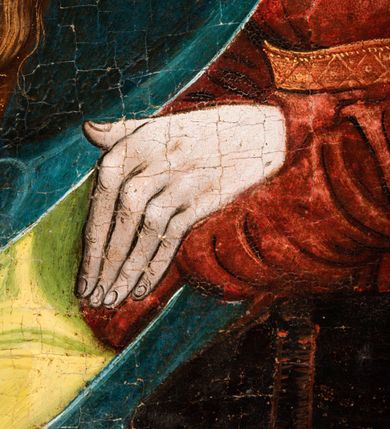 Zdjęcie nr 61: Tryptyk ze sceną Rodziny Marii w polu głównym oraz mniejszymi scenami z życia Najświętszej Marii Panny na rewersie skrzydeł i świętymi na awersie. W polu głównym obraz w formie stojącego prostokąta w drewnianej, profilowanej ramie. W centrum kompozycja przedstawiająca rodzinę Matki Boskiej w ujęciu trójstrefowym. W centrum umieszczona grupa z siedzącymi na kamiennej ławie, wyścielonej zielonym materiałem św. Annę z Dzieciątkiem Jezus oraz Matkę Boską. Obie zwrócone trzy czwarte ku środkowi. Święta Anna dwoma wyciągniętymi przed siebie rękami przytrzymuje stojące na jej kolanach Dzieciątko. Ma szeroką twarz z małymi ustami i dużymi oczami. Ubrana jest w brązową suknię z długimi rękawami oraz czerwony płaszcz z zieloną podszewką, na głowie biały welon w podwiką. Dzieciątko zwrócone jest trzy czwarte w lewo, w lewej dłoni trzyma jabłko, prawą błogosławi. Twarz okrągła o pucułowatych policzkach z wyraźnie zaznaczonym podbródkiem. Włosy krótkie, jasne, kędzierzawe. Matka Boska trzyma na kolanach otwartą księgę, prawą rękę wyciąga do Dzieciątka. Ubrana jest w brązową suknię z długimi rękawami, niebieski płaszcz. Głowę okalają bardzo długie, bujne włosy, opadające falami na ramiona i podwiązane wąska opaską. Wszyscy mają wokół głów złote i tłoczone nimby. U dołu obrazu siedzą z dziećmi: Maria Salome oraz Maria Kleofasowa. Jedna z kobiet karmi piersią niemowlę  (św. Jan Ewangelista), obok siedzi mały św. Jakub Większy, druga uczy czytać dwójkę dzieci (zapewne św. Jakub Mniejszy i św. Juda Tadeusz). Kobiety ubrane w obszerne suknie: zieloną i czerwoną, na głowach mają założone białe czepce. Po prawej stronie obrazu miniaturowa postać fundatora ze złożonymi dłońmi. W górnej części kompozycji za ławą ukazani w półpostaci czterej mężczyźni, nad postacią św. Anny: Joachim, Kleofas i Salomas, a nad Matką Boską – św. Józef. Tło obrazu złocone i tłoczone w motywy roślinne. Kwatery dwudzielne, w lewej na awersie u dołu scena Nawiedzenia Najświętszej Marii Panny, u góry Zwiastowanie. Na awersie prawego skrzydła u dołu niezachowana scena, a u góry Pokłon Trzech Króli. Na rewersach skrzydeł: po lewej u góry św. Florian i św. Wojciech, niżej św. Stanisław i biskupa bez atrybutu (św. Mikołaj?); na prawym skrzydle u góry św. Bartłomiej i św. Paweł, u dołu brak kwatery. 