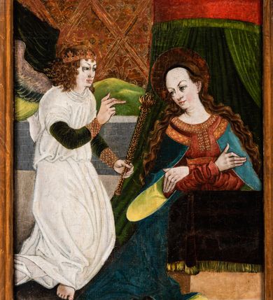 Zdjęcie nr 48: Tryptyk ze sceną Rodziny Marii w polu głównym oraz mniejszymi scenami z życia Najświętszej Marii Panny na rewersie skrzydeł i świętymi na awersie. W polu głównym obraz w formie stojącego prostokąta w drewnianej, profilowanej ramie. W centrum kompozycja przedstawiająca rodzinę Matki Boskiej w ujęciu trójstrefowym. W centrum umieszczona grupa z siedzącymi na kamiennej ławie, wyścielonej zielonym materiałem św. Annę z Dzieciątkiem Jezus oraz Matkę Boską. Obie zwrócone trzy czwarte ku środkowi. Święta Anna dwoma wyciągniętymi przed siebie rękami przytrzymuje stojące na jej kolanach Dzieciątko. Ma szeroką twarz z małymi ustami i dużymi oczami. Ubrana jest w brązową suknię z długimi rękawami oraz czerwony płaszcz z zieloną podszewką, na głowie biały welon w podwiką. Dzieciątko zwrócone jest trzy czwarte w lewo, w lewej dłoni trzyma jabłko, prawą błogosławi. Twarz okrągła o pucułowatych policzkach z wyraźnie zaznaczonym podbródkiem. Włosy krótkie, jasne, kędzierzawe. Matka Boska trzyma na kolanach otwartą księgę, prawą rękę wyciąga do Dzieciątka. Ubrana jest w brązową suknię z długimi rękawami, niebieski płaszcz. Głowę okalają bardzo długie, bujne włosy, opadające falami na ramiona i podwiązane wąska opaską. Wszyscy mają wokół głów złote i tłoczone nimby. U dołu obrazu siedzą z dziećmi: Maria Salome oraz Maria Kleofasowa. Jedna z kobiet karmi piersią niemowlę  (św. Jan Ewangelista), obok siedzi mały św. Jakub Większy, druga uczy czytać dwójkę dzieci (zapewne św. Jakub Mniejszy i św. Juda Tadeusz). Kobiety ubrane w obszerne suknie: zieloną i czerwoną, na głowach mają założone białe czepce. Po prawej stronie obrazu miniaturowa postać fundatora ze złożonymi dłońmi. W górnej części kompozycji za ławą ukazani w półpostaci czterej mężczyźni, nad postacią św. Anny: Joachim, Kleofas i Salomas, a nad Matką Boską – św. Józef. Tło obrazu złocone i tłoczone w motywy roślinne. Kwatery dwudzielne, w lewej na awersie u dołu scena Nawiedzenia Najświętszej Marii Panny, u góry Zwiastowanie. Na awersie prawego skrzydła u dołu niezachowana scena, a u góry Pokłon Trzech Króli. Na rewersach skrzydeł: po lewej u góry św. Florian i św. Wojciech, niżej św. Stanisław i biskupa bez atrybutu (św. Mikołaj?); na prawym skrzydle u góry św. Bartłomiej i św. Paweł, u dołu brak kwatery. 