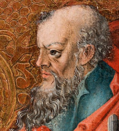 Zdjęcie nr 37: Tryptyk ze sceną Rodziny Marii w polu głównym oraz mniejszymi scenami z życia Najświętszej Marii Panny na rewersie skrzydeł i świętymi na awersie. W polu głównym obraz w formie stojącego prostokąta w drewnianej, profilowanej ramie. W centrum kompozycja przedstawiająca rodzinę Matki Boskiej w ujęciu trójstrefowym. W centrum umieszczona grupa z siedzącymi na kamiennej ławie, wyścielonej zielonym materiałem św. Annę z Dzieciątkiem Jezus oraz Matkę Boską. Obie zwrócone trzy czwarte ku środkowi. Święta Anna dwoma wyciągniętymi przed siebie rękami przytrzymuje stojące na jej kolanach Dzieciątko. Ma szeroką twarz z małymi ustami i dużymi oczami. Ubrana jest w brązową suknię z długimi rękawami oraz czerwony płaszcz z zieloną podszewką, na głowie biały welon w podwiką. Dzieciątko zwrócone jest trzy czwarte w lewo, w lewej dłoni trzyma jabłko, prawą błogosławi. Twarz okrągła o pucułowatych policzkach z wyraźnie zaznaczonym podbródkiem. Włosy krótkie, jasne, kędzierzawe. Matka Boska trzyma na kolanach otwartą księgę, prawą rękę wyciąga do Dzieciątka. Ubrana jest w brązową suknię z długimi rękawami, niebieski płaszcz. Głowę okalają bardzo długie, bujne włosy, opadające falami na ramiona i podwiązane wąska opaską. Wszyscy mają wokół głów złote i tłoczone nimby. U dołu obrazu siedzą z dziećmi: Maria Salome oraz Maria Kleofasowa. Jedna z kobiet karmi piersią niemowlę  (św. Jan Ewangelista), obok siedzi mały św. Jakub Większy, druga uczy czytać dwójkę dzieci (zapewne św. Jakub Mniejszy i św. Juda Tadeusz). Kobiety ubrane w obszerne suknie: zieloną i czerwoną, na głowach mają założone białe czepce. Po prawej stronie obrazu miniaturowa postać fundatora ze złożonymi dłońmi. W górnej części kompozycji za ławą ukazani w półpostaci czterej mężczyźni, nad postacią św. Anny: Joachim, Kleofas i Salomas, a nad Matką Boską – św. Józef. Tło obrazu złocone i tłoczone w motywy roślinne. Kwatery dwudzielne, w lewej na awersie u dołu scena Nawiedzenia Najświętszej Marii Panny, u góry Zwiastowanie. Na awersie prawego skrzydła u dołu niezachowana scena, a u góry Pokłon Trzech Króli. Na rewersach skrzydeł: po lewej u góry św. Florian i św. Wojciech, niżej św. Stanisław i biskupa bez atrybutu (św. Mikołaj?); na prawym skrzydle u góry św. Bartłomiej i św. Paweł, u dołu brak kwatery. 