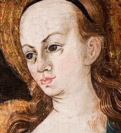 Zdjęcie nr 95: Tryptyk ze sceną Rodziny Marii w polu głównym oraz mniejszymi scenami z życia Najświętszej Marii Panny na rewersie skrzydeł i świętymi na awersie. W polu głównym obraz w formie stojącego prostokąta w drewnianej, profilowanej ramie. W centrum kompozycja przedstawiająca rodzinę Matki Boskiej w ujęciu trójstrefowym. W centrum umieszczona grupa z siedzącymi na kamiennej ławie, wyścielonej zielonym materiałem św. Annę z Dzieciątkiem Jezus oraz Matkę Boską. Obie zwrócone trzy czwarte ku środkowi. Święta Anna dwoma wyciągniętymi przed siebie rękami przytrzymuje stojące na jej kolanach Dzieciątko. Ma szeroką twarz z małymi ustami i dużymi oczami. Ubrana jest w brązową suknię z długimi rękawami oraz czerwony płaszcz z zieloną podszewką, na głowie biały welon w podwiką. Dzieciątko zwrócone jest trzy czwarte w lewo, w lewej dłoni trzyma jabłko, prawą błogosławi. Twarz okrągła o pucułowatych policzkach z wyraźnie zaznaczonym podbródkiem. Włosy krótkie, jasne, kędzierzawe. Matka Boska trzyma na kolanach otwartą księgę, prawą rękę wyciąga do Dzieciątka. Ubrana jest w brązową suknię z długimi rękawami, niebieski płaszcz. Głowę okalają bardzo długie, bujne włosy, opadające falami na ramiona i podwiązane wąska opaską. Wszyscy mają wokół głów złote i tłoczone nimby. U dołu obrazu siedzą z dziećmi: Maria Salome oraz Maria Kleofasowa. Jedna z kobiet karmi piersią niemowlę  (św. Jan Ewangelista), obok siedzi mały św. Jakub Większy, druga uczy czytać dwójkę dzieci (zapewne św. Jakub Mniejszy i św. Juda Tadeusz). Kobiety ubrane w obszerne suknie: zieloną i czerwoną, na głowach mają założone białe czepce. Po prawej stronie obrazu miniaturowa postać fundatora ze złożonymi dłońmi. W górnej części kompozycji za ławą ukazani w półpostaci czterej mężczyźni, nad postacią św. Anny: Joachim, Kleofas i Salomas, a nad Matką Boską – św. Józef. Tło obrazu złocone i tłoczone w motywy roślinne. Kwatery dwudzielne, w lewej na awersie u dołu scena Nawiedzenia Najświętszej Marii Panny, u góry Zwiastowanie. Na awersie prawego skrzydła u dołu niezachowana scena, a u góry Pokłon Trzech Króli. Na rewersach skrzydeł: po lewej u góry św. Florian i św. Wojciech, niżej św. Stanisław i biskupa bez atrybutu (św. Mikołaj?); na prawym skrzydle u góry św. Bartłomiej i św. Paweł, u dołu brak kwatery. 