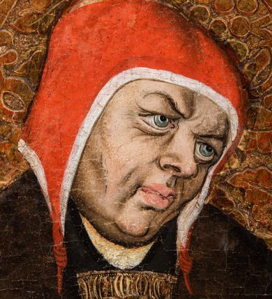 Zdjęcie nr 35: Tryptyk ze sceną Rodziny Marii w polu głównym oraz mniejszymi scenami z życia Najświętszej Marii Panny na rewersie skrzydeł i świętymi na awersie. W polu głównym obraz w formie stojącego prostokąta w drewnianej, profilowanej ramie. W centrum kompozycja przedstawiająca rodzinę Matki Boskiej w ujęciu trójstrefowym. W centrum umieszczona grupa z siedzącymi na kamiennej ławie, wyścielonej zielonym materiałem św. Annę z Dzieciątkiem Jezus oraz Matkę Boską. Obie zwrócone trzy czwarte ku środkowi. Święta Anna dwoma wyciągniętymi przed siebie rękami przytrzymuje stojące na jej kolanach Dzieciątko. Ma szeroką twarz z małymi ustami i dużymi oczami. Ubrana jest w brązową suknię z długimi rękawami oraz czerwony płaszcz z zieloną podszewką, na głowie biały welon w podwiką. Dzieciątko zwrócone jest trzy czwarte w lewo, w lewej dłoni trzyma jabłko, prawą błogosławi. Twarz okrągła o pucułowatych policzkach z wyraźnie zaznaczonym podbródkiem. Włosy krótkie, jasne, kędzierzawe. Matka Boska trzyma na kolanach otwartą księgę, prawą rękę wyciąga do Dzieciątka. Ubrana jest w brązową suknię z długimi rękawami, niebieski płaszcz. Głowę okalają bardzo długie, bujne włosy, opadające falami na ramiona i podwiązane wąska opaską. Wszyscy mają wokół głów złote i tłoczone nimby. U dołu obrazu siedzą z dziećmi: Maria Salome oraz Maria Kleofasowa. Jedna z kobiet karmi piersią niemowlę  (św. Jan Ewangelista), obok siedzi mały św. Jakub Większy, druga uczy czytać dwójkę dzieci (zapewne św. Jakub Mniejszy i św. Juda Tadeusz). Kobiety ubrane w obszerne suknie: zieloną i czerwoną, na głowach mają założone białe czepce. Po prawej stronie obrazu miniaturowa postać fundatora ze złożonymi dłońmi. W górnej części kompozycji za ławą ukazani w półpostaci czterej mężczyźni, nad postacią św. Anny: Joachim, Kleofas i Salomas, a nad Matką Boską – św. Józef. Tło obrazu złocone i tłoczone w motywy roślinne. Kwatery dwudzielne, w lewej na awersie u dołu scena Nawiedzenia Najświętszej Marii Panny, u góry Zwiastowanie. Na awersie prawego skrzydła u dołu niezachowana scena, a u góry Pokłon Trzech Króli. Na rewersach skrzydeł: po lewej u góry św. Florian i św. Wojciech, niżej św. Stanisław i biskupa bez atrybutu (św. Mikołaj?); na prawym skrzydle u góry św. Bartłomiej i św. Paweł, u dołu brak kwatery. 