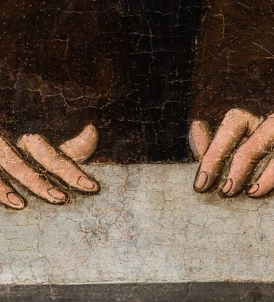 Zdjęcie nr 36: Tryptyk ze sceną Rodziny Marii w polu głównym oraz mniejszymi scenami z życia Najświętszej Marii Panny na rewersie skrzydeł i świętymi na awersie. W polu głównym obraz w formie stojącego prostokąta w drewnianej, profilowanej ramie. W centrum kompozycja przedstawiająca rodzinę Matki Boskiej w ujęciu trójstrefowym. W centrum umieszczona grupa z siedzącymi na kamiennej ławie, wyścielonej zielonym materiałem św. Annę z Dzieciątkiem Jezus oraz Matkę Boską. Obie zwrócone trzy czwarte ku środkowi. Święta Anna dwoma wyciągniętymi przed siebie rękami przytrzymuje stojące na jej kolanach Dzieciątko. Ma szeroką twarz z małymi ustami i dużymi oczami. Ubrana jest w brązową suknię z długimi rękawami oraz czerwony płaszcz z zieloną podszewką, na głowie biały welon w podwiką. Dzieciątko zwrócone jest trzy czwarte w lewo, w lewej dłoni trzyma jabłko, prawą błogosławi. Twarz okrągła o pucułowatych policzkach z wyraźnie zaznaczonym podbródkiem. Włosy krótkie, jasne, kędzierzawe. Matka Boska trzyma na kolanach otwartą księgę, prawą rękę wyciąga do Dzieciątka. Ubrana jest w brązową suknię z długimi rękawami, niebieski płaszcz. Głowę okalają bardzo długie, bujne włosy, opadające falami na ramiona i podwiązane wąska opaską. Wszyscy mają wokół głów złote i tłoczone nimby. U dołu obrazu siedzą z dziećmi: Maria Salome oraz Maria Kleofasowa. Jedna z kobiet karmi piersią niemowlę  (św. Jan Ewangelista), obok siedzi mały św. Jakub Większy, druga uczy czytać dwójkę dzieci (zapewne św. Jakub Mniejszy i św. Juda Tadeusz). Kobiety ubrane w obszerne suknie: zieloną i czerwoną, na głowach mają założone białe czepce. Po prawej stronie obrazu miniaturowa postać fundatora ze złożonymi dłońmi. W górnej części kompozycji za ławą ukazani w półpostaci czterej mężczyźni, nad postacią św. Anny: Joachim, Kleofas i Salomas, a nad Matką Boską – św. Józef. Tło obrazu złocone i tłoczone w motywy roślinne. Kwatery dwudzielne, w lewej na awersie u dołu scena Nawiedzenia Najświętszej Marii Panny, u góry Zwiastowanie. Na awersie prawego skrzydła u dołu niezachowana scena, a u góry Pokłon Trzech Króli. Na rewersach skrzydeł: po lewej u góry św. Florian i św. Wojciech, niżej św. Stanisław i biskupa bez atrybutu (św. Mikołaj?); na prawym skrzydle u góry św. Bartłomiej i św. Paweł, u dołu brak kwatery. 