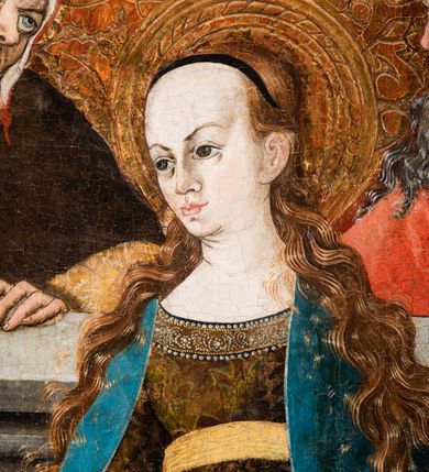 Zdjęcie nr 73: Tryptyk ze sceną Rodziny Marii w polu głównym oraz mniejszymi scenami z życia Najświętszej Marii Panny na rewersie skrzydeł i świętymi na awersie. W polu głównym obraz w formie stojącego prostokąta w drewnianej, profilowanej ramie. W centrum kompozycja przedstawiająca rodzinę Matki Boskiej w ujęciu trójstrefowym. W centrum umieszczona grupa z siedzącymi na kamiennej ławie, wyścielonej zielonym materiałem św. Annę z Dzieciątkiem Jezus oraz Matkę Boską. Obie zwrócone trzy czwarte ku środkowi. Święta Anna dwoma wyciągniętymi przed siebie rękami przytrzymuje stojące na jej kolanach Dzieciątko. Ma szeroką twarz z małymi ustami i dużymi oczami. Ubrana jest w brązową suknię z długimi rękawami oraz czerwony płaszcz z zieloną podszewką, na głowie biały welon w podwiką. Dzieciątko zwrócone jest trzy czwarte w lewo, w lewej dłoni trzyma jabłko, prawą błogosławi. Twarz okrągła o pucułowatych policzkach z wyraźnie zaznaczonym podbródkiem. Włosy krótkie, jasne, kędzierzawe. Matka Boska trzyma na kolanach otwartą księgę, prawą rękę wyciąga do Dzieciątka. Ubrana jest w brązową suknię z długimi rękawami, niebieski płaszcz. Głowę okalają bardzo długie, bujne włosy, opadające falami na ramiona i podwiązane wąska opaską. Wszyscy mają wokół głów złote i tłoczone nimby. U dołu obrazu siedzą z dziećmi: Maria Salome oraz Maria Kleofasowa. Jedna z kobiet karmi piersią niemowlę  (św. Jan Ewangelista), obok siedzi mały św. Jakub Większy, druga uczy czytać dwójkę dzieci (zapewne św. Jakub Mniejszy i św. Juda Tadeusz). Kobiety ubrane w obszerne suknie: zieloną i czerwoną, na głowach mają założone białe czepce. Po prawej stronie obrazu miniaturowa postać fundatora ze złożonymi dłońmi. W górnej części kompozycji za ławą ukazani w półpostaci czterej mężczyźni, nad postacią św. Anny: Joachim, Kleofas i Salomas, a nad Matką Boską – św. Józef. Tło obrazu złocone i tłoczone w motywy roślinne. Kwatery dwudzielne, w lewej na awersie u dołu scena Nawiedzenia Najświętszej Marii Panny, u góry Zwiastowanie. Na awersie prawego skrzydła u dołu niezachowana scena, a u góry Pokłon Trzech Króli. Na rewersach skrzydeł: po lewej u góry św. Florian i św. Wojciech, niżej św. Stanisław i biskupa bez atrybutu (św. Mikołaj?); na prawym skrzydle u góry św. Bartłomiej i św. Paweł, u dołu brak kwatery. 