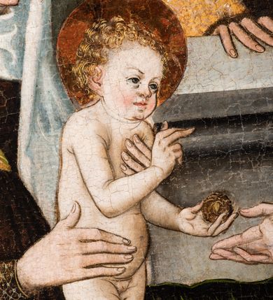 Zdjęcie nr 51: Tryptyk ze sceną Rodziny Marii w polu głównym oraz mniejszymi scenami z życia Najświętszej Marii Panny na rewersie skrzydeł i świętymi na awersie. W polu głównym obraz w formie stojącego prostokąta w drewnianej, profilowanej ramie. W centrum kompozycja przedstawiająca rodzinę Matki Boskiej w ujęciu trójstrefowym. W centrum umieszczona grupa z siedzącymi na kamiennej ławie, wyścielonej zielonym materiałem św. Annę z Dzieciątkiem Jezus oraz Matkę Boską. Obie zwrócone trzy czwarte ku środkowi. Święta Anna dwoma wyciągniętymi przed siebie rękami przytrzymuje stojące na jej kolanach Dzieciątko. Ma szeroką twarz z małymi ustami i dużymi oczami. Ubrana jest w brązową suknię z długimi rękawami oraz czerwony płaszcz z zieloną podszewką, na głowie biały welon w podwiką. Dzieciątko zwrócone jest trzy czwarte w lewo, w lewej dłoni trzyma jabłko, prawą błogosławi. Twarz okrągła o pucułowatych policzkach z wyraźnie zaznaczonym podbródkiem. Włosy krótkie, jasne, kędzierzawe. Matka Boska trzyma na kolanach otwartą księgę, prawą rękę wyciąga do Dzieciątka. Ubrana jest w brązową suknię z długimi rękawami, niebieski płaszcz. Głowę okalają bardzo długie, bujne włosy, opadające falami na ramiona i podwiązane wąska opaską. Wszyscy mają wokół głów złote i tłoczone nimby. U dołu obrazu siedzą z dziećmi: Maria Salome oraz Maria Kleofasowa. Jedna z kobiet karmi piersią niemowlę  (św. Jan Ewangelista), obok siedzi mały św. Jakub Większy, druga uczy czytać dwójkę dzieci (zapewne św. Jakub Mniejszy i św. Juda Tadeusz). Kobiety ubrane w obszerne suknie: zieloną i czerwoną, na głowach mają założone białe czepce. Po prawej stronie obrazu miniaturowa postać fundatora ze złożonymi dłońmi. W górnej części kompozycji za ławą ukazani w półpostaci czterej mężczyźni, nad postacią św. Anny: Joachim, Kleofas i Salomas, a nad Matką Boską – św. Józef. Tło obrazu złocone i tłoczone w motywy roślinne. Kwatery dwudzielne, w lewej na awersie u dołu scena Nawiedzenia Najświętszej Marii Panny, u góry Zwiastowanie. Na awersie prawego skrzydła u dołu niezachowana scena, a u góry Pokłon Trzech Króli. Na rewersach skrzydeł: po lewej u góry św. Florian i św. Wojciech, niżej św. Stanisław i biskupa bez atrybutu (św. Mikołaj?); na prawym skrzydle u góry św. Bartłomiej i św. Paweł, u dołu brak kwatery. 