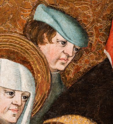 Zdjęcie nr 32: Tryptyk ze sceną Rodziny Marii w polu głównym oraz mniejszymi scenami z życia Najświętszej Marii Panny na rewersie skrzydeł i świętymi na awersie. W polu głównym obraz w formie stojącego prostokąta w drewnianej, profilowanej ramie. W centrum kompozycja przedstawiająca rodzinę Matki Boskiej w ujęciu trójstrefowym. W centrum umieszczona grupa z siedzącymi na kamiennej ławie, wyścielonej zielonym materiałem św. Annę z Dzieciątkiem Jezus oraz Matkę Boską. Obie zwrócone trzy czwarte ku środkowi. Święta Anna dwoma wyciągniętymi przed siebie rękami przytrzymuje stojące na jej kolanach Dzieciątko. Ma szeroką twarz z małymi ustami i dużymi oczami. Ubrana jest w brązową suknię z długimi rękawami oraz czerwony płaszcz z zieloną podszewką, na głowie biały welon w podwiką. Dzieciątko zwrócone jest trzy czwarte w lewo, w lewej dłoni trzyma jabłko, prawą błogosławi. Twarz okrągła o pucułowatych policzkach z wyraźnie zaznaczonym podbródkiem. Włosy krótkie, jasne, kędzierzawe. Matka Boska trzyma na kolanach otwartą księgę, prawą rękę wyciąga do Dzieciątka. Ubrana jest w brązową suknię z długimi rękawami, niebieski płaszcz. Głowę okalają bardzo długie, bujne włosy, opadające falami na ramiona i podwiązane wąska opaską. Wszyscy mają wokół głów złote i tłoczone nimby. U dołu obrazu siedzą z dziećmi: Maria Salome oraz Maria Kleofasowa. Jedna z kobiet karmi piersią niemowlę  (św. Jan Ewangelista), obok siedzi mały św. Jakub Większy, druga uczy czytać dwójkę dzieci (zapewne św. Jakub Mniejszy i św. Juda Tadeusz). Kobiety ubrane w obszerne suknie: zieloną i czerwoną, na głowach mają założone białe czepce. Po prawej stronie obrazu miniaturowa postać fundatora ze złożonymi dłońmi. W górnej części kompozycji za ławą ukazani w półpostaci czterej mężczyźni, nad postacią św. Anny: Joachim, Kleofas i Salomas, a nad Matką Boską – św. Józef. Tło obrazu złocone i tłoczone w motywy roślinne. Kwatery dwudzielne, w lewej na awersie u dołu scena Nawiedzenia Najświętszej Marii Panny, u góry Zwiastowanie. Na awersie prawego skrzydła u dołu niezachowana scena, a u góry Pokłon Trzech Króli. Na rewersach skrzydeł: po lewej u góry św. Florian i św. Wojciech, niżej św. Stanisław i biskupa bez atrybutu (św. Mikołaj?); na prawym skrzydle u góry św. Bartłomiej i św. Paweł, u dołu brak kwatery. 