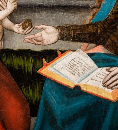 Zdjęcie nr 3: Tryptyk ze sceną Rodziny Marii w polu głównym oraz mniejszymi scenami z życia Najświętszej Marii Panny na rewersie skrzydeł i świętymi na awersie. W polu głównym obraz w formie stojącego prostokąta w drewnianej, profilowanej ramie. W centrum kompozycja przedstawiająca rodzinę Matki Boskiej w ujęciu trójstrefowym. W centrum umieszczona grupa z siedzącymi na kamiennej ławie, wyścielonej zielonym materiałem św. Annę z Dzieciątkiem Jezus oraz Matkę Boską. Obie zwrócone trzy czwarte ku środkowi. Święta Anna dwoma wyciągniętymi przed siebie rękami przytrzymuje stojące na jej kolanach Dzieciątko. Ma szeroką twarz z małymi ustami i dużymi oczami. Ubrana jest w brązową suknię z długimi rękawami oraz czerwony płaszcz z zieloną podszewką, na głowie biały welon w podwiką. Dzieciątko zwrócone jest trzy czwarte w lewo, w lewej dłoni trzyma jabłko, prawą błogosławi. Twarz okrągła o pucułowatych policzkach z wyraźnie zaznaczonym podbródkiem. Włosy krótkie, jasne, kędzierzawe. Matka Boska trzyma na kolanach otwartą księgę, prawą rękę wyciąga do Dzieciątka. Ubrana jest w brązową suknię z długimi rękawami, niebieski płaszcz. Głowę okalają bardzo długie, bujne włosy, opadające falami na ramiona i podwiązane wąska opaską. Wszyscy mają wokół głów złote i tłoczone nimby. U dołu obrazu siedzą z dziećmi: Maria Salome oraz Maria Kleofasowa. Jedna z kobiet karmi piersią niemowlę  (św. Jan Ewangelista), obok siedzi mały św. Jakub Większy, druga uczy czytać dwójkę dzieci (zapewne św. Jakub Mniejszy i św. Juda Tadeusz). Kobiety ubrane w obszerne suknie: zieloną i czerwoną, na głowach mają założone białe czepce. Po prawej stronie obrazu miniaturowa postać fundatora ze złożonymi dłońmi. W górnej części kompozycji za ławą ukazani w półpostaci czterej mężczyźni, nad postacią św. Anny: Joachim, Kleofas i Salomas, a nad Matką Boską – św. Józef. Tło obrazu złocone i tłoczone w motywy roślinne. Kwatery dwudzielne, w lewej na awersie u dołu scena Nawiedzenia Najświętszej Marii Panny, u góry Zwiastowanie. Na awersie prawego skrzydła u dołu niezachowana scena, a u góry Pokłon Trzech Króli. Na rewersach skrzydeł: po lewej u góry św. Florian i św. Wojciech, niżej św. Stanisław i biskupa bez atrybutu (św. Mikołaj?); na prawym skrzydle u góry św. Bartłomiej i św. Paweł, u dołu brak kwatery. 