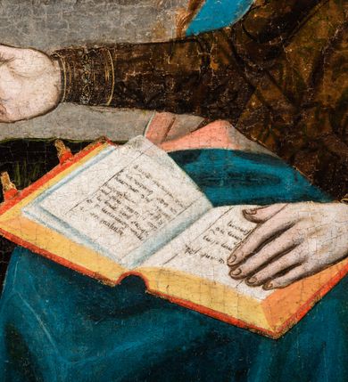 Zdjęcie nr 9: Tryptyk ze sceną Rodziny Marii w polu głównym oraz mniejszymi scenami z życia Najświętszej Marii Panny na rewersie skrzydeł i świętymi na awersie. W polu głównym obraz w formie stojącego prostokąta w drewnianej, profilowanej ramie. W centrum kompozycja przedstawiająca rodzinę Matki Boskiej w ujęciu trójstrefowym. W centrum umieszczona grupa z siedzącymi na kamiennej ławie, wyścielonej zielonym materiałem św. Annę z Dzieciątkiem Jezus oraz Matkę Boską. Obie zwrócone trzy czwarte ku środkowi. Święta Anna dwoma wyciągniętymi przed siebie rękami przytrzymuje stojące na jej kolanach Dzieciątko. Ma szeroką twarz z małymi ustami i dużymi oczami. Ubrana jest w brązową suknię z długimi rękawami oraz czerwony płaszcz z zieloną podszewką, na głowie biały welon w podwiką. Dzieciątko zwrócone jest trzy czwarte w lewo, w lewej dłoni trzyma jabłko, prawą błogosławi. Twarz okrągła o pucułowatych policzkach z wyraźnie zaznaczonym podbródkiem. Włosy krótkie, jasne, kędzierzawe. Matka Boska trzyma na kolanach otwartą księgę, prawą rękę wyciąga do Dzieciątka. Ubrana jest w brązową suknię z długimi rękawami, niebieski płaszcz. Głowę okalają bardzo długie, bujne włosy, opadające falami na ramiona i podwiązane wąska opaską. Wszyscy mają wokół głów złote i tłoczone nimby. U dołu obrazu siedzą z dziećmi: Maria Salome oraz Maria Kleofasowa. Jedna z kobiet karmi piersią niemowlę  (św. Jan Ewangelista), obok siedzi mały św. Jakub Większy, druga uczy czytać dwójkę dzieci (zapewne św. Jakub Mniejszy i św. Juda Tadeusz). Kobiety ubrane w obszerne suknie: zieloną i czerwoną, na głowach mają założone białe czepce. Po prawej stronie obrazu miniaturowa postać fundatora ze złożonymi dłońmi. W górnej części kompozycji za ławą ukazani w półpostaci czterej mężczyźni, nad postacią św. Anny: Joachim, Kleofas i Salomas, a nad Matką Boską – św. Józef. Tło obrazu złocone i tłoczone w motywy roślinne. Kwatery dwudzielne, w lewej na awersie u dołu scena Nawiedzenia Najświętszej Marii Panny, u góry Zwiastowanie. Na awersie prawego skrzydła u dołu niezachowana scena, a u góry Pokłon Trzech Króli. Na rewersach skrzydeł: po lewej u góry św. Florian i św. Wojciech, niżej św. Stanisław i biskupa bez atrybutu (św. Mikołaj?); na prawym skrzydle u góry św. Bartłomiej i św. Paweł, u dołu brak kwatery. 