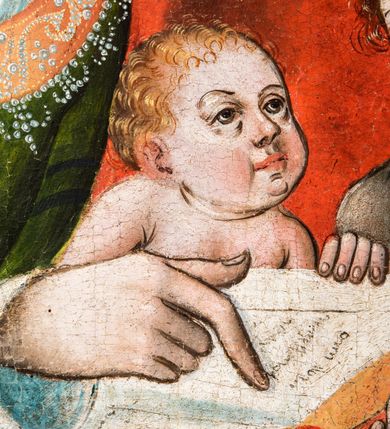 Zdjęcie nr 19: Tryptyk ze sceną Rodziny Marii w polu głównym oraz mniejszymi scenami z życia Najświętszej Marii Panny na rewersie skrzydeł i świętymi na awersie. W polu głównym obraz w formie stojącego prostokąta w drewnianej, profilowanej ramie. W centrum kompozycja przedstawiająca rodzinę Matki Boskiej w ujęciu trójstrefowym. W centrum umieszczona grupa z siedzącymi na kamiennej ławie, wyścielonej zielonym materiałem św. Annę z Dzieciątkiem Jezus oraz Matkę Boską. Obie zwrócone trzy czwarte ku środkowi. Święta Anna dwoma wyciągniętymi przed siebie rękami przytrzymuje stojące na jej kolanach Dzieciątko. Ma szeroką twarz z małymi ustami i dużymi oczami. Ubrana jest w brązową suknię z długimi rękawami oraz czerwony płaszcz z zieloną podszewką, na głowie biały welon w podwiką. Dzieciątko zwrócone jest trzy czwarte w lewo, w lewej dłoni trzyma jabłko, prawą błogosławi. Twarz okrągła o pucułowatych policzkach z wyraźnie zaznaczonym podbródkiem. Włosy krótkie, jasne, kędzierzawe. Matka Boska trzyma na kolanach otwartą księgę, prawą rękę wyciąga do Dzieciątka. Ubrana jest w brązową suknię z długimi rękawami, niebieski płaszcz. Głowę okalają bardzo długie, bujne włosy, opadające falami na ramiona i podwiązane wąska opaską. Wszyscy mają wokół głów złote i tłoczone nimby. U dołu obrazu siedzą z dziećmi: Maria Salome oraz Maria Kleofasowa. Jedna z kobiet karmi piersią niemowlę  (św. Jan Ewangelista), obok siedzi mały św. Jakub Większy, druga uczy czytać dwójkę dzieci (zapewne św. Jakub Mniejszy i św. Juda Tadeusz). Kobiety ubrane w obszerne suknie: zieloną i czerwoną, na głowach mają założone białe czepce. Po prawej stronie obrazu miniaturowa postać fundatora ze złożonymi dłońmi. W górnej części kompozycji za ławą ukazani w półpostaci czterej mężczyźni, nad postacią św. Anny: Joachim, Kleofas i Salomas, a nad Matką Boską – św. Józef. Tło obrazu złocone i tłoczone w motywy roślinne. Kwatery dwudzielne, w lewej na awersie u dołu scena Nawiedzenia Najświętszej Marii Panny, u góry Zwiastowanie. Na awersie prawego skrzydła u dołu niezachowana scena, a u góry Pokłon Trzech Króli. Na rewersach skrzydeł: po lewej u góry św. Florian i św. Wojciech, niżej św. Stanisław i biskupa bez atrybutu (św. Mikołaj?); na prawym skrzydle u góry św. Bartłomiej i św. Paweł, u dołu brak kwatery. 