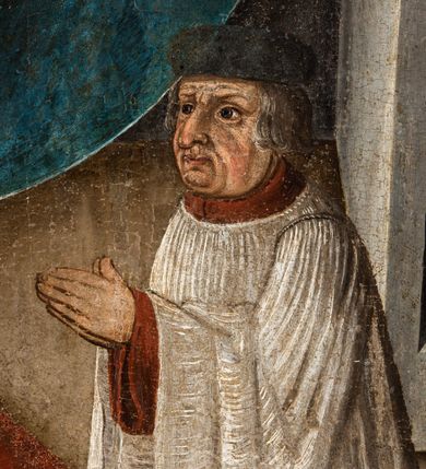 Zdjęcie nr 30: Tryptyk ze sceną Rodziny Marii w polu głównym oraz mniejszymi scenami z życia Najświętszej Marii Panny na rewersie skrzydeł i świętymi na awersie. W polu głównym obraz w formie stojącego prostokąta w drewnianej, profilowanej ramie. W centrum kompozycja przedstawiająca rodzinę Matki Boskiej w ujęciu trójstrefowym. W centrum umieszczona grupa z siedzącymi na kamiennej ławie, wyścielonej zielonym materiałem św. Annę z Dzieciątkiem Jezus oraz Matkę Boską. Obie zwrócone trzy czwarte ku środkowi. Święta Anna dwoma wyciągniętymi przed siebie rękami przytrzymuje stojące na jej kolanach Dzieciątko. Ma szeroką twarz z małymi ustami i dużymi oczami. Ubrana jest w brązową suknię z długimi rękawami oraz czerwony płaszcz z zieloną podszewką, na głowie biały welon w podwiką. Dzieciątko zwrócone jest trzy czwarte w lewo, w lewej dłoni trzyma jabłko, prawą błogosławi. Twarz okrągła o pucułowatych policzkach z wyraźnie zaznaczonym podbródkiem. Włosy krótkie, jasne, kędzierzawe. Matka Boska trzyma na kolanach otwartą księgę, prawą rękę wyciąga do Dzieciątka. Ubrana jest w brązową suknię z długimi rękawami, niebieski płaszcz. Głowę okalają bardzo długie, bujne włosy, opadające falami na ramiona i podwiązane wąska opaską. Wszyscy mają wokół głów złote i tłoczone nimby. U dołu obrazu siedzą z dziećmi: Maria Salome oraz Maria Kleofasowa. Jedna z kobiet karmi piersią niemowlę  (św. Jan Ewangelista), obok siedzi mały św. Jakub Większy, druga uczy czytać dwójkę dzieci (zapewne św. Jakub Mniejszy i św. Juda Tadeusz). Kobiety ubrane w obszerne suknie: zieloną i czerwoną, na głowach mają założone białe czepce. Po prawej stronie obrazu miniaturowa postać fundatora ze złożonymi dłońmi. W górnej części kompozycji za ławą ukazani w półpostaci czterej mężczyźni, nad postacią św. Anny: Joachim, Kleofas i Salomas, a nad Matką Boską – św. Józef. Tło obrazu złocone i tłoczone w motywy roślinne. Kwatery dwudzielne, w lewej na awersie u dołu scena Nawiedzenia Najświętszej Marii Panny, u góry Zwiastowanie. Na awersie prawego skrzydła u dołu niezachowana scena, a u góry Pokłon Trzech Króli. Na rewersach skrzydeł: po lewej u góry św. Florian i św. Wojciech, niżej św. Stanisław i biskupa bez atrybutu (św. Mikołaj?); na prawym skrzydle u góry św. Bartłomiej i św. Paweł, u dołu brak kwatery. 