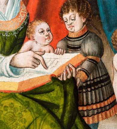 Zdjęcie nr 16: Tryptyk ze sceną Rodziny Marii w polu głównym oraz mniejszymi scenami z życia Najświętszej Marii Panny na rewersie skrzydeł i świętymi na awersie. W polu głównym obraz w formie stojącego prostokąta w drewnianej, profilowanej ramie. W centrum kompozycja przedstawiająca rodzinę Matki Boskiej w ujęciu trójstrefowym. W centrum umieszczona grupa z siedzącymi na kamiennej ławie, wyścielonej zielonym materiałem św. Annę z Dzieciątkiem Jezus oraz Matkę Boską. Obie zwrócone trzy czwarte ku środkowi. Święta Anna dwoma wyciągniętymi przed siebie rękami przytrzymuje stojące na jej kolanach Dzieciątko. Ma szeroką twarz z małymi ustami i dużymi oczami. Ubrana jest w brązową suknię z długimi rękawami oraz czerwony płaszcz z zieloną podszewką, na głowie biały welon w podwiką. Dzieciątko zwrócone jest trzy czwarte w lewo, w lewej dłoni trzyma jabłko, prawą błogosławi. Twarz okrągła o pucułowatych policzkach z wyraźnie zaznaczonym podbródkiem. Włosy krótkie, jasne, kędzierzawe. Matka Boska trzyma na kolanach otwartą księgę, prawą rękę wyciąga do Dzieciątka. Ubrana jest w brązową suknię z długimi rękawami, niebieski płaszcz. Głowę okalają bardzo długie, bujne włosy, opadające falami na ramiona i podwiązane wąska opaską. Wszyscy mają wokół głów złote i tłoczone nimby. U dołu obrazu siedzą z dziećmi: Maria Salome oraz Maria Kleofasowa. Jedna z kobiet karmi piersią niemowlę  (św. Jan Ewangelista), obok siedzi mały św. Jakub Większy, druga uczy czytać dwójkę dzieci (zapewne św. Jakub Mniejszy i św. Juda Tadeusz). Kobiety ubrane w obszerne suknie: zieloną i czerwoną, na głowach mają założone białe czepce. Po prawej stronie obrazu miniaturowa postać fundatora ze złożonymi dłońmi. W górnej części kompozycji za ławą ukazani w półpostaci czterej mężczyźni, nad postacią św. Anny: Joachim, Kleofas i Salomas, a nad Matką Boską – św. Józef. Tło obrazu złocone i tłoczone w motywy roślinne. Kwatery dwudzielne, w lewej na awersie u dołu scena Nawiedzenia Najświętszej Marii Panny, u góry Zwiastowanie. Na awersie prawego skrzydła u dołu niezachowana scena, a u góry Pokłon Trzech Króli. Na rewersach skrzydeł: po lewej u góry św. Florian i św. Wojciech, niżej św. Stanisław i biskupa bez atrybutu (św. Mikołaj?); na prawym skrzydle u góry św. Bartłomiej i św. Paweł, u dołu brak kwatery. 