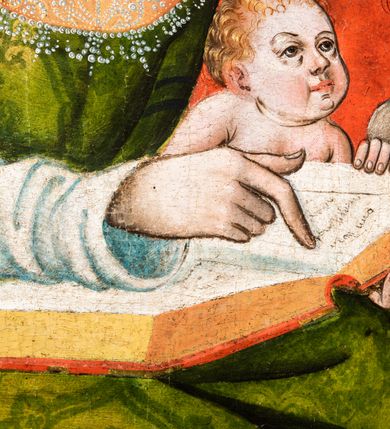 Zdjęcie nr 17: Tryptyk ze sceną Rodziny Marii w polu głównym oraz mniejszymi scenami z życia Najświętszej Marii Panny na rewersie skrzydeł i świętymi na awersie. W polu głównym obraz w formie stojącego prostokąta w drewnianej, profilowanej ramie. W centrum kompozycja przedstawiająca rodzinę Matki Boskiej w ujęciu trójstrefowym. W centrum umieszczona grupa z siedzącymi na kamiennej ławie, wyścielonej zielonym materiałem św. Annę z Dzieciątkiem Jezus oraz Matkę Boską. Obie zwrócone trzy czwarte ku środkowi. Święta Anna dwoma wyciągniętymi przed siebie rękami przytrzymuje stojące na jej kolanach Dzieciątko. Ma szeroką twarz z małymi ustami i dużymi oczami. Ubrana jest w brązową suknię z długimi rękawami oraz czerwony płaszcz z zieloną podszewką, na głowie biały welon w podwiką. Dzieciątko zwrócone jest trzy czwarte w lewo, w lewej dłoni trzyma jabłko, prawą błogosławi. Twarz okrągła o pucułowatych policzkach z wyraźnie zaznaczonym podbródkiem. Włosy krótkie, jasne, kędzierzawe. Matka Boska trzyma na kolanach otwartą księgę, prawą rękę wyciąga do Dzieciątka. Ubrana jest w brązową suknię z długimi rękawami, niebieski płaszcz. Głowę okalają bardzo długie, bujne włosy, opadające falami na ramiona i podwiązane wąska opaską. Wszyscy mają wokół głów złote i tłoczone nimby. U dołu obrazu siedzą z dziećmi: Maria Salome oraz Maria Kleofasowa. Jedna z kobiet karmi piersią niemowlę  (św. Jan Ewangelista), obok siedzi mały św. Jakub Większy, druga uczy czytać dwójkę dzieci (zapewne św. Jakub Mniejszy i św. Juda Tadeusz). Kobiety ubrane w obszerne suknie: zieloną i czerwoną, na głowach mają założone białe czepce. Po prawej stronie obrazu miniaturowa postać fundatora ze złożonymi dłońmi. W górnej części kompozycji za ławą ukazani w półpostaci czterej mężczyźni, nad postacią św. Anny: Joachim, Kleofas i Salomas, a nad Matką Boską – św. Józef. Tło obrazu złocone i tłoczone w motywy roślinne. Kwatery dwudzielne, w lewej na awersie u dołu scena Nawiedzenia Najświętszej Marii Panny, u góry Zwiastowanie. Na awersie prawego skrzydła u dołu niezachowana scena, a u góry Pokłon Trzech Króli. Na rewersach skrzydeł: po lewej u góry św. Florian i św. Wojciech, niżej św. Stanisław i biskupa bez atrybutu (św. Mikołaj?); na prawym skrzydle u góry św. Bartłomiej i św. Paweł, u dołu brak kwatery. 