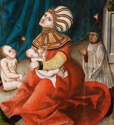 Zdjęcie nr 21: Tryptyk ze sceną Rodziny Marii w polu głównym oraz mniejszymi scenami z życia Najświętszej Marii Panny na rewersie skrzydeł i świętymi na awersie. W polu głównym obraz w formie stojącego prostokąta w drewnianej, profilowanej ramie. W centrum kompozycja przedstawiająca rodzinę Matki Boskiej w ujęciu trójstrefowym. W centrum umieszczona grupa z siedzącymi na kamiennej ławie, wyścielonej zielonym materiałem św. Annę z Dzieciątkiem Jezus oraz Matkę Boską. Obie zwrócone trzy czwarte ku środkowi. Święta Anna dwoma wyciągniętymi przed siebie rękami przytrzymuje stojące na jej kolanach Dzieciątko. Ma szeroką twarz z małymi ustami i dużymi oczami. Ubrana jest w brązową suknię z długimi rękawami oraz czerwony płaszcz z zieloną podszewką, na głowie biały welon w podwiką. Dzieciątko zwrócone jest trzy czwarte w lewo, w lewej dłoni trzyma jabłko, prawą błogosławi. Twarz okrągła o pucułowatych policzkach z wyraźnie zaznaczonym podbródkiem. Włosy krótkie, jasne, kędzierzawe. Matka Boska trzyma na kolanach otwartą księgę, prawą rękę wyciąga do Dzieciątka. Ubrana jest w brązową suknię z długimi rękawami, niebieski płaszcz. Głowę okalają bardzo długie, bujne włosy, opadające falami na ramiona i podwiązane wąska opaską. Wszyscy mają wokół głów złote i tłoczone nimby. U dołu obrazu siedzą z dziećmi: Maria Salome oraz Maria Kleofasowa. Jedna z kobiet karmi piersią niemowlę  (św. Jan Ewangelista), obok siedzi mały św. Jakub Większy, druga uczy czytać dwójkę dzieci (zapewne św. Jakub Mniejszy i św. Juda Tadeusz). Kobiety ubrane w obszerne suknie: zieloną i czerwoną, na głowach mają założone białe czepce. Po prawej stronie obrazu miniaturowa postać fundatora ze złożonymi dłońmi. W górnej części kompozycji za ławą ukazani w półpostaci czterej mężczyźni, nad postacią św. Anny: Joachim, Kleofas i Salomas, a nad Matką Boską – św. Józef. Tło obrazu złocone i tłoczone w motywy roślinne. Kwatery dwudzielne, w lewej na awersie u dołu scena Nawiedzenia Najświętszej Marii Panny, u góry Zwiastowanie. Na awersie prawego skrzydła u dołu niezachowana scena, a u góry Pokłon Trzech Króli. Na rewersach skrzydeł: po lewej u góry św. Florian i św. Wojciech, niżej św. Stanisław i biskupa bez atrybutu (św. Mikołaj?); na prawym skrzydle u góry św. Bartłomiej i św. Paweł, u dołu brak kwatery. 