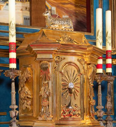 Zdjęcie nr 3: Ołtarz architektoniczny, jednoosiowy, jednokondygnacyjny ze zwieńczeniem. Na zdwojonych cokołach usytuowanych ukośnie względem osi po trzy kompozytowe kolumny opinające filary o gładkich trzonach podtrzymujących wyłamujące się nad nimi belkowanie z ćwierćkolistymi naczółkami. Na nich siedzące anioły z narzędzami męki Pańskiej. Pośrodku wnęka zamknięta półkoliście i wchodząca w partię belkowania z figurą Ukrzyżowanego. Nad wnęką dwa nagie putta trzymają kartusz z napisem: "DZIEŁO / NIE MAJĄC PRZYKŁADU / ŁASKA NIE ZASŁUŻONA / DAR NIE OCENIONY / MIŁOŚĆ BEZ GRANIC".  Zwieńczenie ujęte spływami wolutowymi, mocno zwężające się ku górze, zakończone gzymsem w formie łuku nadwieszonego. W polu owalny prześwit z glorią promienistą w chmurach z figurą Boga Ojca, puttami siedzącymi na gzymsie i główkami aniołów wśród chmur. Po bokach ołtarza dwie bramki z cokołami ujętymi spływami wolutowymi, na których figury św. Jana Chrzciciela i św. Jana Ewangelisty. Dekoracja ornamentalna w postaci rozłożystych liści na cokołach oraz liściastych, ażurowych uszy ujmujących nastawę. 