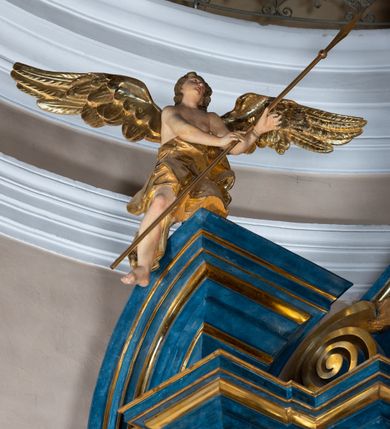 Zdjęcie nr 12: Ołtarz architektoniczny, jednoosiowy, jednokondygnacyjny ze zwieńczeniem. Na zdwojonych cokołach usytuowanych ukośnie względem osi po trzy kompozytowe kolumny opinające filary o gładkich trzonach podtrzymujących wyłamujące się nad nimi belkowanie z ćwierćkolistymi naczółkami. Na nich siedzące anioły z narzędzami męki Pańskiej. Pośrodku wnęka zamknięta półkoliście i wchodząca w partię belkowania z figurą Ukrzyżowanego. Nad wnęką dwa nagie putta trzymają kartusz z napisem: "DZIEŁO / NIE MAJĄC PRZYKŁADU / ŁASKA NIE ZASŁUŻONA / DAR NIE OCENIONY / MIŁOŚĆ BEZ GRANIC".  Zwieńczenie ujęte spływami wolutowymi, mocno zwężające się ku górze, zakończone gzymsem w formie łuku nadwieszonego. W polu owalny prześwit z glorią promienistą w chmurach z figurą Boga Ojca, puttami siedzącymi na gzymsie i główkami aniołów wśród chmur. Po bokach ołtarza dwie bramki z cokołami ujętymi spływami wolutowymi, na których figury św. Jana Chrzciciela i św. Jana Ewangelisty. Dekoracja ornamentalna w postaci rozłożystych liści na cokołach oraz liściastych, ażurowych uszy ujmujących nastawę. 