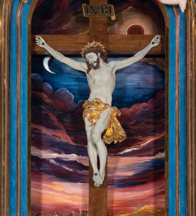 Zdjęcie nr 36: Ołtarz architektoniczny, jednoosiowy, jednokondygnacyjny ze zwieńczeniem. Na zdwojonych cokołach usytuowanych ukośnie względem osi po trzy kompozytowe kolumny opinające filary o gładkich trzonach podtrzymujących wyłamujące się nad nimi belkowanie z ćwierćkolistymi naczółkami. Na nich siedzące anioły z narzędzami męki Pańskiej. Pośrodku wnęka zamknięta półkoliście i wchodząca w partię belkowania z figurą Ukrzyżowanego. Nad wnęką dwa nagie putta trzymają kartusz z napisem: &quot;DZIEŁO / NIE MAJĄC PRZYKŁADU / ŁASKA NIE ZASŁUŻONA / DAR NIE OCENIONY / MIŁOŚĆ BEZ GRANIC&quot;.  Zwieńczenie ujęte spływami wolutowymi, mocno zwężające się ku górze, zakończone gzymsem w formie łuku nadwieszonego. W polu owalny prześwit z glorią promienistą w chmurach z figurą Boga Ojca, puttami siedzącymi na gzymsie i główkami aniołów wśród chmur. Po bokach ołtarza dwie bramki z cokołami ujętymi spływami wolutowymi, na których figury św. Jana Chrzciciela i św. Jana Ewangelisty. Dekoracja ornamentalna w postaci rozłożystych liści na cokołach oraz liściastych, ażurowych uszy ujmujących nastawę. 