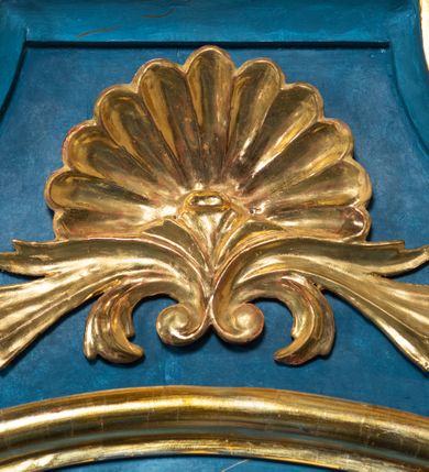 Zdjęcie nr 83: Ołtarz architektoniczny, jednoosiowy, jednokondygnacyjny ze zwieńczeniem. Na zdwojonych cokołach usytuowanych ukośnie względem osi po trzy kompozytowe kolumny opinające filary o gładkich trzonach podtrzymujących wyłamujące się nad nimi belkowanie z ćwierćkolistymi naczółkami. Na nich siedzące anioły z narzędzami męki Pańskiej. Pośrodku wnęka zamknięta półkoliście i wchodząca w partię belkowania z figurą Ukrzyżowanego. Nad wnęką dwa nagie putta trzymają kartusz z napisem: &quot;DZIEŁO / NIE MAJĄC PRZYKŁADU / ŁASKA NIE ZASŁUŻONA / DAR NIE OCENIONY / MIŁOŚĆ BEZ GRANIC&quot;.  Zwieńczenie ujęte spływami wolutowymi, mocno zwężające się ku górze, zakończone gzymsem w formie łuku nadwieszonego. W polu owalny prześwit z glorią promienistą w chmurach z figurą Boga Ojca, puttami siedzącymi na gzymsie i główkami aniołów wśród chmur. Po bokach ołtarza dwie bramki z cokołami ujętymi spływami wolutowymi, na których figury św. Jana Chrzciciela i św. Jana Ewangelisty. Dekoracja ornamentalna w postaci rozłożystych liści na cokołach oraz liściastych, ażurowych uszy ujmujących nastawę. 