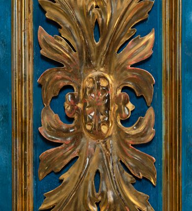 Zdjęcie nr 77: Ołtarz architektoniczny, jednoosiowy, jednokondygnacyjny ze zwieńczeniem. Na zdwojonych cokołach usytuowanych ukośnie względem osi po trzy kompozytowe kolumny opinające filary o gładkich trzonach podtrzymujących wyłamujące się nad nimi belkowanie z ćwierćkolistymi naczółkami. Na nich siedzące anioły z narzędzami męki Pańskiej. Pośrodku wnęka zamknięta półkoliście i wchodząca w partię belkowania z figurą Ukrzyżowanego. Nad wnęką dwa nagie putta trzymają kartusz z napisem: &quot;DZIEŁO / NIE MAJĄC PRZYKŁADU / ŁASKA NIE ZASŁUŻONA / DAR NIE OCENIONY / MIŁOŚĆ BEZ GRANIC&quot;.  Zwieńczenie ujęte spływami wolutowymi, mocno zwężające się ku górze, zakończone gzymsem w formie łuku nadwieszonego. W polu owalny prześwit z glorią promienistą w chmurach z figurą Boga Ojca, puttami siedzącymi na gzymsie i główkami aniołów wśród chmur. Po bokach ołtarza dwie bramki z cokołami ujętymi spływami wolutowymi, na których figury św. Jana Chrzciciela i św. Jana Ewangelisty. Dekoracja ornamentalna w postaci rozłożystych liści na cokołach oraz liściastych, ażurowych uszy ujmujących nastawę. 