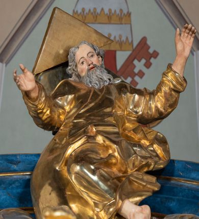 Zdjęcie nr 99: Ołtarz architektoniczny, jednoosiowy, jednokondygnacyjny ze zwieńczeniem. Na zdwojonych cokołach usytuowanych ukośnie względem osi po trzy kompozytowe kolumny opinające filary o gładkich trzonach podtrzymujących wyłamujące się nad nimi belkowanie z ćwierćkolistymi naczółkami. Na nich siedzące anioły z narzędzami męki Pańskiej. Pośrodku wnęka zamknięta półkoliście i wchodząca w partię belkowania z figurą Ukrzyżowanego. Nad wnęką dwa nagie putta trzymają kartusz z napisem: &quot;DZIEŁO / NIE MAJĄC PRZYKŁADU / ŁASKA NIE ZASŁUŻONA / DAR NIE OCENIONY / MIŁOŚĆ BEZ GRANIC&quot;.  Zwieńczenie ujęte spływami wolutowymi, mocno zwężające się ku górze, zakończone gzymsem w formie łuku nadwieszonego. W polu owalny prześwit z glorią promienistą w chmurach z figurą Boga Ojca, puttami siedzącymi na gzymsie i główkami aniołów wśród chmur. Po bokach ołtarza dwie bramki z cokołami ujętymi spływami wolutowymi, na których figury św. Jana Chrzciciela i św. Jana Ewangelisty. Dekoracja ornamentalna w postaci rozłożystych liści na cokołach oraz liściastych, ażurowych uszy ujmujących nastawę. 