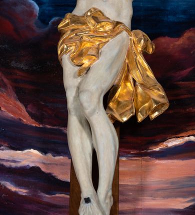 Zdjęcie nr 50: Ołtarz architektoniczny, jednoosiowy, jednokondygnacyjny ze zwieńczeniem. Na zdwojonych cokołach usytuowanych ukośnie względem osi po trzy kompozytowe kolumny opinające filary o gładkich trzonach podtrzymujących wyłamujące się nad nimi belkowanie z ćwierćkolistymi naczółkami. Na nich siedzące anioły z narzędzami męki Pańskiej. Pośrodku wnęka zamknięta półkoliście i wchodząca w partię belkowania z figurą Ukrzyżowanego. Nad wnęką dwa nagie putta trzymają kartusz z napisem: "DZIEŁO / NIE MAJĄC PRZYKŁADU / ŁASKA NIE ZASŁUŻONA / DAR NIE OCENIONY / MIŁOŚĆ BEZ GRANIC".  Zwieńczenie ujęte spływami wolutowymi, mocno zwężające się ku górze, zakończone gzymsem w formie łuku nadwieszonego. W polu owalny prześwit z glorią promienistą w chmurach z figurą Boga Ojca, puttami siedzącymi na gzymsie i główkami aniołów wśród chmur. Po bokach ołtarza dwie bramki z cokołami ujętymi spływami wolutowymi, na których figury św. Jana Chrzciciela i św. Jana Ewangelisty. Dekoracja ornamentalna w postaci rozłożystych liści na cokołach oraz liściastych, ażurowych uszy ujmujących nastawę. 