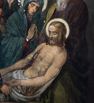 Zdjęcie nr 34: Stacje drogi krzyżowej w kształcie stojących prostokątów zamkniętych od góry łukiem trójlistnym ściętym, ujęte w ozdobne neogotyckie ramy o dekoracji architektonicznej. Pole obrazowe flankowane wąskimi kolumienkami o skręconych trzonach i akantowych kapitelach dźwigających wysokie imposty dekorowane płyciną w kształcie prostokąta zamkniętego ostrołukiem. Powyżej profilowany gzyms i wieżyczki dekorowane krenelażem. W osi ramy profilowany gzyms wyniesiony w kształt ostrołuku, dekorowany żabkami i zwieńczony złoconym krzyżem o trójlistnie zakończonych ramionach. W polu numer stacji zapisany złoconymi cyframi rzymskimi. Kompozycje malowane na płótnie, wieloosobowe umieszczone na tle pejzażu lub architektury. Kolorystyka ciemna, stonowana.