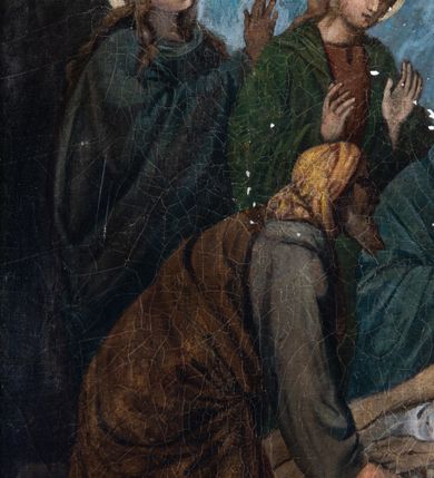 Zdjęcie nr 23: Stacje drogi krzyżowej w kształcie stojących prostokątów zamkniętych od góry łukiem trójlistnym ściętym, ujęte w ozdobne neogotyckie ramy o dekoracji architektonicznej. Pole obrazowe flankowane wąskimi kolumienkami o skręconych trzonach i akantowych kapitelach dźwigających wysokie imposty dekorowane płyciną w kształcie prostokąta zamkniętego ostrołukiem. Powyżej profilowany gzyms i wieżyczki dekorowane krenelażem. W osi ramy profilowany gzyms wyniesiony w kształt ostrołuku, dekorowany żabkami i zwieńczony złoconym krzyżem o trójlistnie zakończonych ramionach. W polu numer stacji zapisany złoconymi cyframi rzymskimi. Kompozycje malowane na płótnie, wieloosobowe umieszczone na tle pejzażu lub architektury. Kolorystyka ciemna, stonowana.