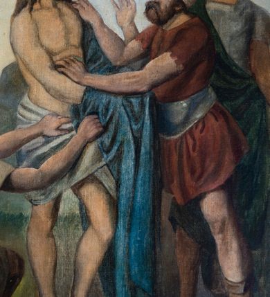 Zdjęcie nr 45: Stacje drogi krzyżowej w kształcie stojących prostokątów zamkniętych od góry łukiem trójlistnym ściętym, ujęte w ozdobne neogotyckie ramy o dekoracji architektonicznej. Pole obrazowe flankowane wąskimi kolumienkami o skręconych trzonach i akantowych kapitelach dźwigających wysokie imposty dekorowane płyciną w kształcie prostokąta zamkniętego ostrołukiem. Powyżej profilowany gzyms i wieżyczki dekorowane krenelażem. W osi ramy profilowany gzyms wyniesiony w kształt ostrołuku, dekorowany żabkami i zwieńczony złoconym krzyżem o trójlistnie zakończonych ramionach. W polu numer stacji zapisany złoconymi cyframi rzymskimi. Kompozycje malowane na płótnie, wieloosobowe umieszczone na tle pejzażu lub architektury. Kolorystyka ciemna, stonowana.