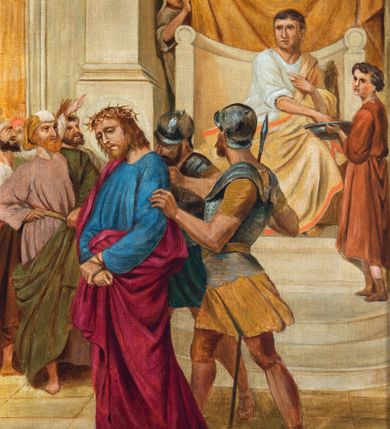 Zdjęcie nr 56: Stacje drogi krzyżowej w kształcie stojących prostokątów zamkniętych od góry łukiem trójlistnym ściętym, ujęte w ozdobne neogotyckie ramy o dekoracji architektonicznej. Pole obrazowe flankowane wąskimi kolumienkami o skręconych trzonach i akantowych kapitelach dźwigających wysokie imposty dekorowane płyciną w kształcie prostokąta zamkniętego ostrołukiem. Powyżej profilowany gzyms i wieżyczki dekorowane krenelażem. W osi ramy profilowany gzyms wyniesiony w kształt ostrołuku, dekorowany żabkami i zwieńczony złoconym krzyżem o trójlistnie zakończonych ramionach. W polu numer stacji zapisany złoconymi cyframi rzymskimi. Kompozycje malowane na płótnie, wieloosobowe umieszczone na tle pejzażu lub architektury. Kolorystyka ciemna, stonowana.