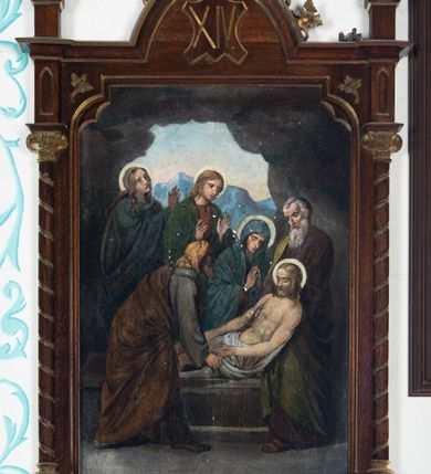 Zdjęcie nr 2: Stacje drogi krzyżowej w kształcie stojących prostokątów zamkniętych od góry łukiem trójlistnym ściętym, ujęte w ozdobne neogotyckie ramy o dekoracji architektonicznej. Pole obrazowe flankowane wąskimi kolumienkami o skręconych trzonach i akantowych kapitelach dźwigających wysokie imposty dekorowane płyciną w kształcie prostokąta zamkniętego ostrołukiem. Powyżej profilowany gzyms i wieżyczki dekorowane krenelażem. W osi ramy profilowany gzyms wyniesiony w kształt ostrołuku, dekorowany żabkami i zwieńczony złoconym krzyżem o trójlistnie zakończonych ramionach. W polu numer stacji zapisany złoconymi cyframi rzymskimi. Kompozycje malowane na płótnie, wieloosobowe umieszczone na tle pejzażu lub architektury. Kolorystyka ciemna, stonowana.