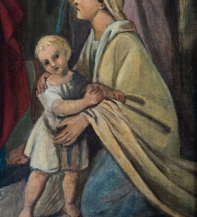 Zdjęcie nr 6: Stacje drogi krzyżowej w kształcie stojących prostokątów zamkniętych od góry łukiem trójlistnym ściętym, ujęte w ozdobne neogotyckie ramy o dekoracji architektonicznej. Pole obrazowe flankowane wąskimi kolumienkami o skręconych trzonach i akantowych kapitelach dźwigających wysokie imposty dekorowane płyciną w kształcie prostokąta zamkniętego ostrołukiem. Powyżej profilowany gzyms i wieżyczki dekorowane krenelażem. W osi ramy profilowany gzyms wyniesiony w kształt ostrołuku, dekorowany żabkami i zwieńczony złoconym krzyżem o trójlistnie zakończonych ramionach. W polu numer stacji zapisany złoconymi cyframi rzymskimi. Kompozycje malowane na płótnie, wieloosobowe umieszczone na tle pejzażu lub architektury. Kolorystyka ciemna, stonowana.