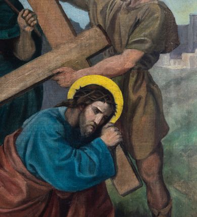 Zdjęcie nr 7: Stacje drogi krzyżowej w kształcie stojących prostokątów zamkniętych od góry łukiem trójlistnym ściętym, ujęte w ozdobne neogotyckie ramy o dekoracji architektonicznej. Pole obrazowe flankowane wąskimi kolumienkami o skręconych trzonach i akantowych kapitelach dźwigających wysokie imposty dekorowane płyciną w kształcie prostokąta zamkniętego ostrołukiem. Powyżej profilowany gzyms i wieżyczki dekorowane krenelażem. W osi ramy profilowany gzyms wyniesiony w kształt ostrołuku, dekorowany żabkami i zwieńczony złoconym krzyżem o trójlistnie zakończonych ramionach. W polu numer stacji zapisany złoconymi cyframi rzymskimi. Kompozycje malowane na płótnie, wieloosobowe umieszczone na tle pejzażu lub architektury. Kolorystyka ciemna, stonowana.