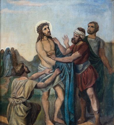 Zdjęcie nr 8: Stacje drogi krzyżowej w kształcie stojących prostokątów zamkniętych od góry łukiem trójlistnym ściętym, ujęte w ozdobne neogotyckie ramy o dekoracji architektonicznej. Pole obrazowe flankowane wąskimi kolumienkami o skręconych trzonach i akantowych kapitelach dźwigających wysokie imposty dekorowane płyciną w kształcie prostokąta zamkniętego ostrołukiem. Powyżej profilowany gzyms i wieżyczki dekorowane krenelażem. W osi ramy profilowany gzyms wyniesiony w kształt ostrołuku, dekorowany żabkami i zwieńczony złoconym krzyżem o trójlistnie zakończonych ramionach. W polu numer stacji zapisany złoconymi cyframi rzymskimi. Kompozycje malowane na płótnie, wieloosobowe umieszczone na tle pejzażu lub architektury. Kolorystyka ciemna, stonowana.