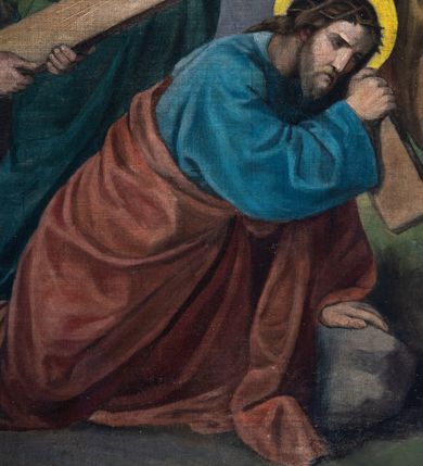 Zdjęcie nr 9: Stacje drogi krzyżowej w kształcie stojących prostokątów zamkniętych od góry łukiem trójlistnym ściętym, ujęte w ozdobne neogotyckie ramy o dekoracji architektonicznej. Pole obrazowe flankowane wąskimi kolumienkami o skręconych trzonach i akantowych kapitelach dźwigających wysokie imposty dekorowane płyciną w kształcie prostokąta zamkniętego ostrołukiem. Powyżej profilowany gzyms i wieżyczki dekorowane krenelażem. W osi ramy profilowany gzyms wyniesiony w kształt ostrołuku, dekorowany żabkami i zwieńczony złoconym krzyżem o trójlistnie zakończonych ramionach. W polu numer stacji zapisany złoconymi cyframi rzymskimi. Kompozycje malowane na płótnie, wieloosobowe umieszczone na tle pejzażu lub architektury. Kolorystyka ciemna, stonowana.