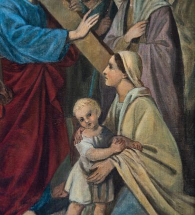 Zdjęcie nr 10: Stacje drogi krzyżowej w kształcie stojących prostokątów zamkniętych od góry łukiem trójlistnym ściętym, ujęte w ozdobne neogotyckie ramy o dekoracji architektonicznej. Pole obrazowe flankowane wąskimi kolumienkami o skręconych trzonach i akantowych kapitelach dźwigających wysokie imposty dekorowane płyciną w kształcie prostokąta zamkniętego ostrołukiem. Powyżej profilowany gzyms i wieżyczki dekorowane krenelażem. W osi ramy profilowany gzyms wyniesiony w kształt ostrołuku, dekorowany żabkami i zwieńczony złoconym krzyżem o trójlistnie zakończonych ramionach. W polu numer stacji zapisany złoconymi cyframi rzymskimi. Kompozycje malowane na płótnie, wieloosobowe umieszczone na tle pejzażu lub architektury. Kolorystyka ciemna, stonowana.